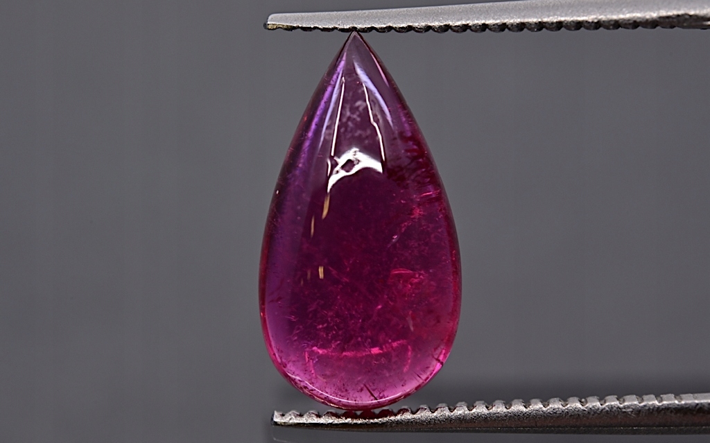 Turmalín kabošon slza 13x7 mm