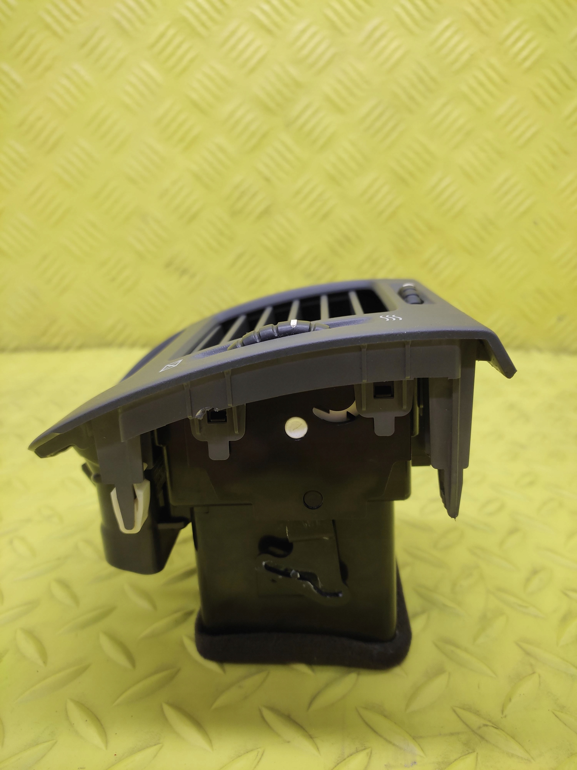 KIA CERATO grid air conditioning devices right
