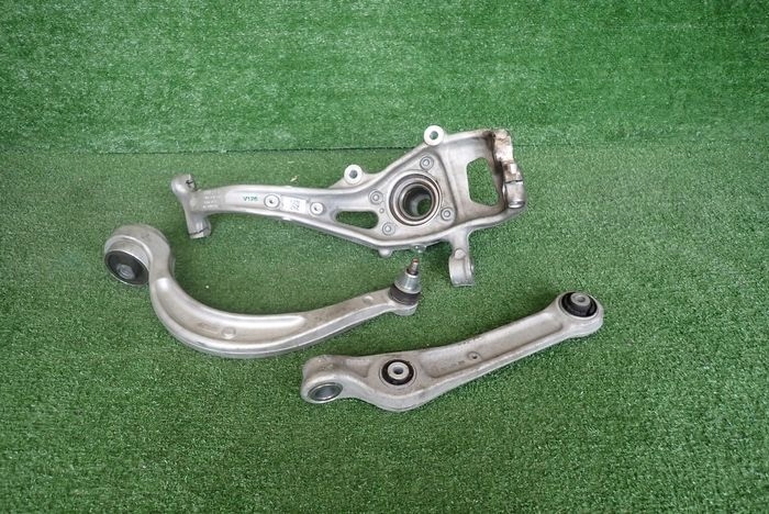 AUDI A4 A5 Moyeu support broche Droit 8W0407560