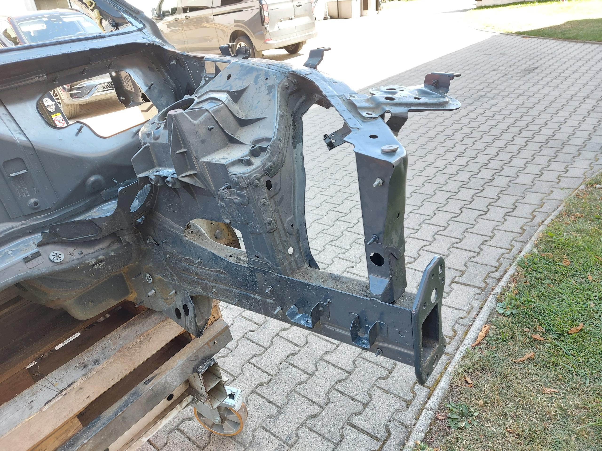 Audi Q8 E-TRON SportBack 4KE quarter left front front oryg