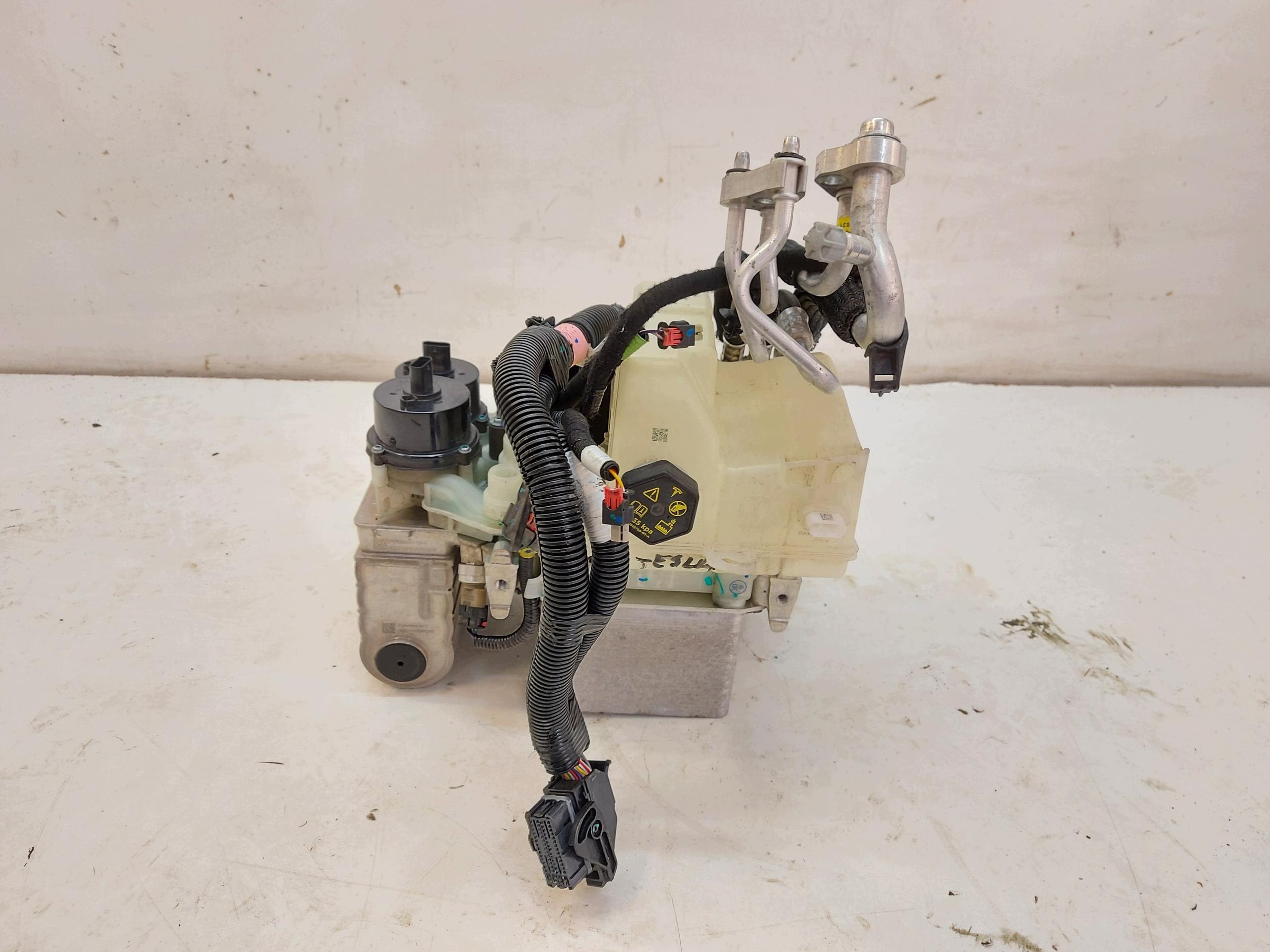 TESLA MODEL 3 2022r pumpa tepla hadice 1523003-00-B