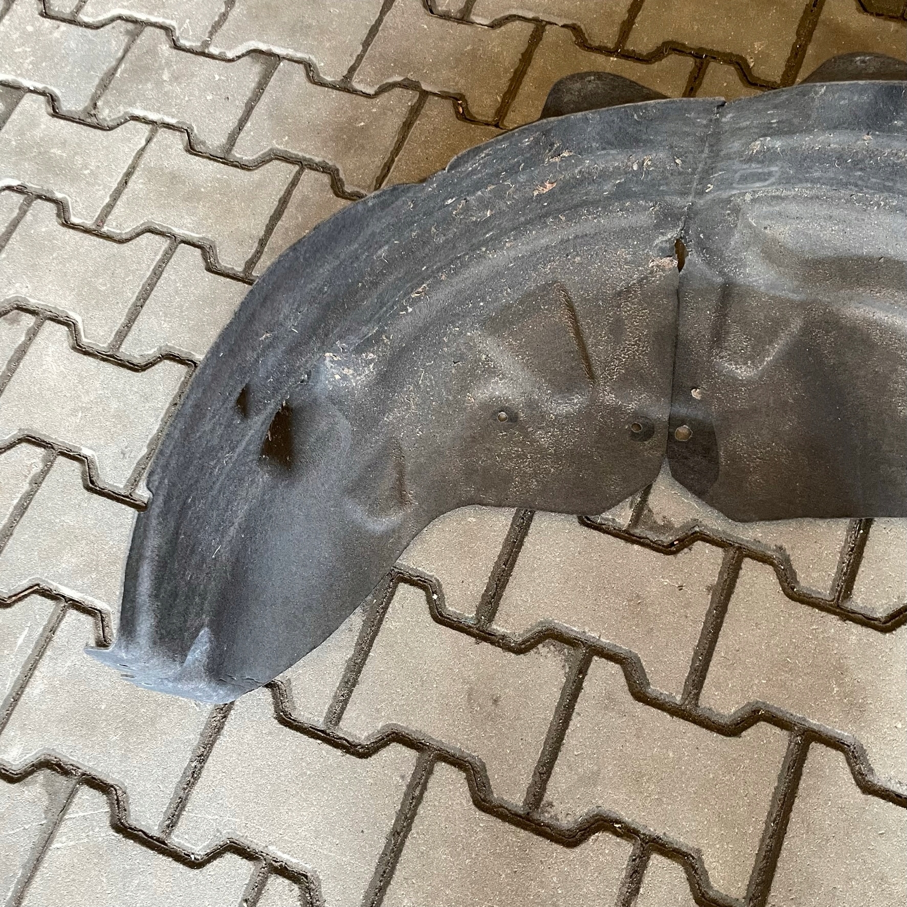 RENAULT MEGANE IV HATCHBACK MUDGUARD REAR. RIGHT