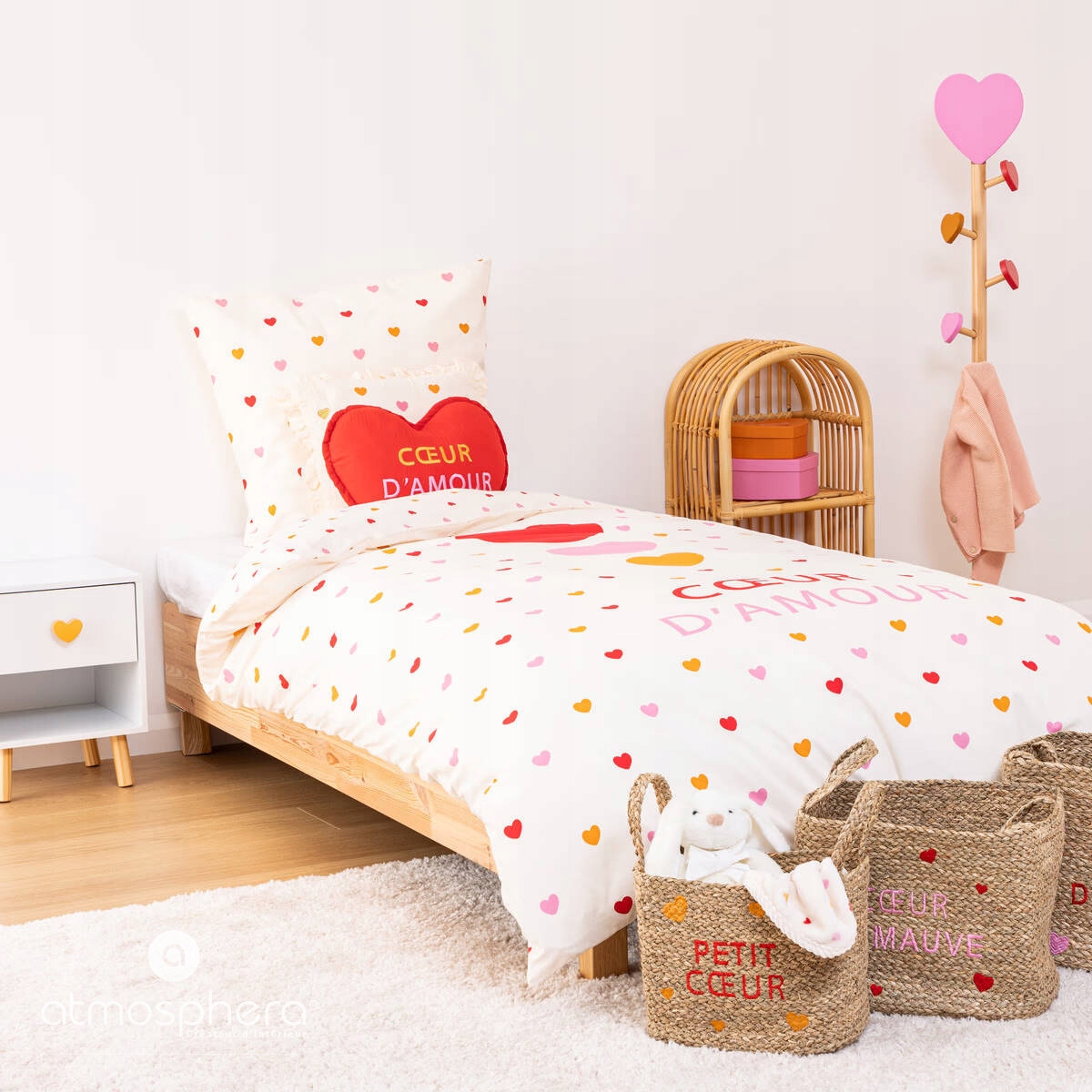 SZAFKA NOCNA DLA DZIECI Z SERDUSZKIEM BIAŁA DREWNIANA AMOUR 30x30x40 cm Kolor biały