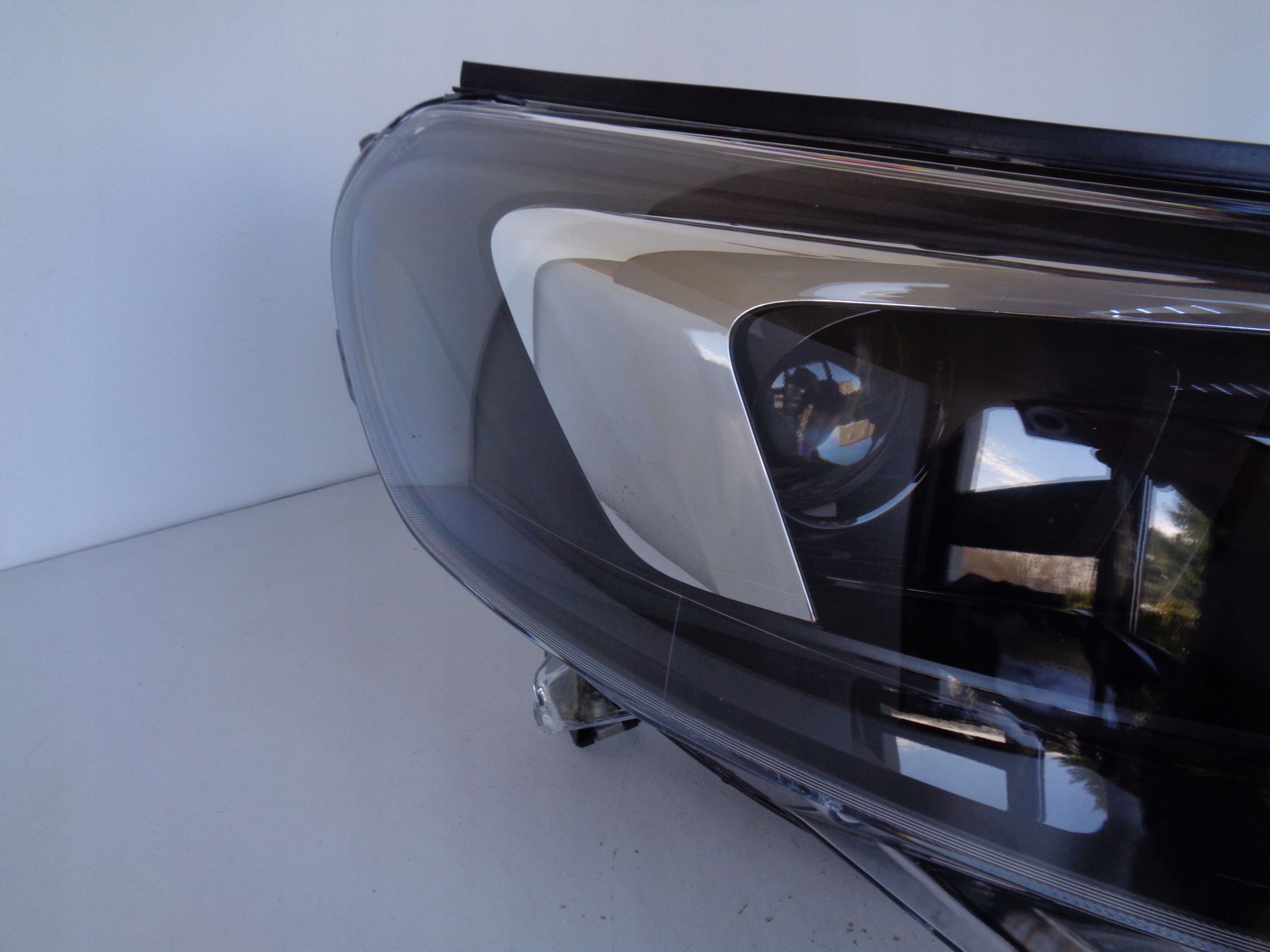 light right REFLEKTOR OPEL VIVARO C 19- ZAFIRA D XENON
