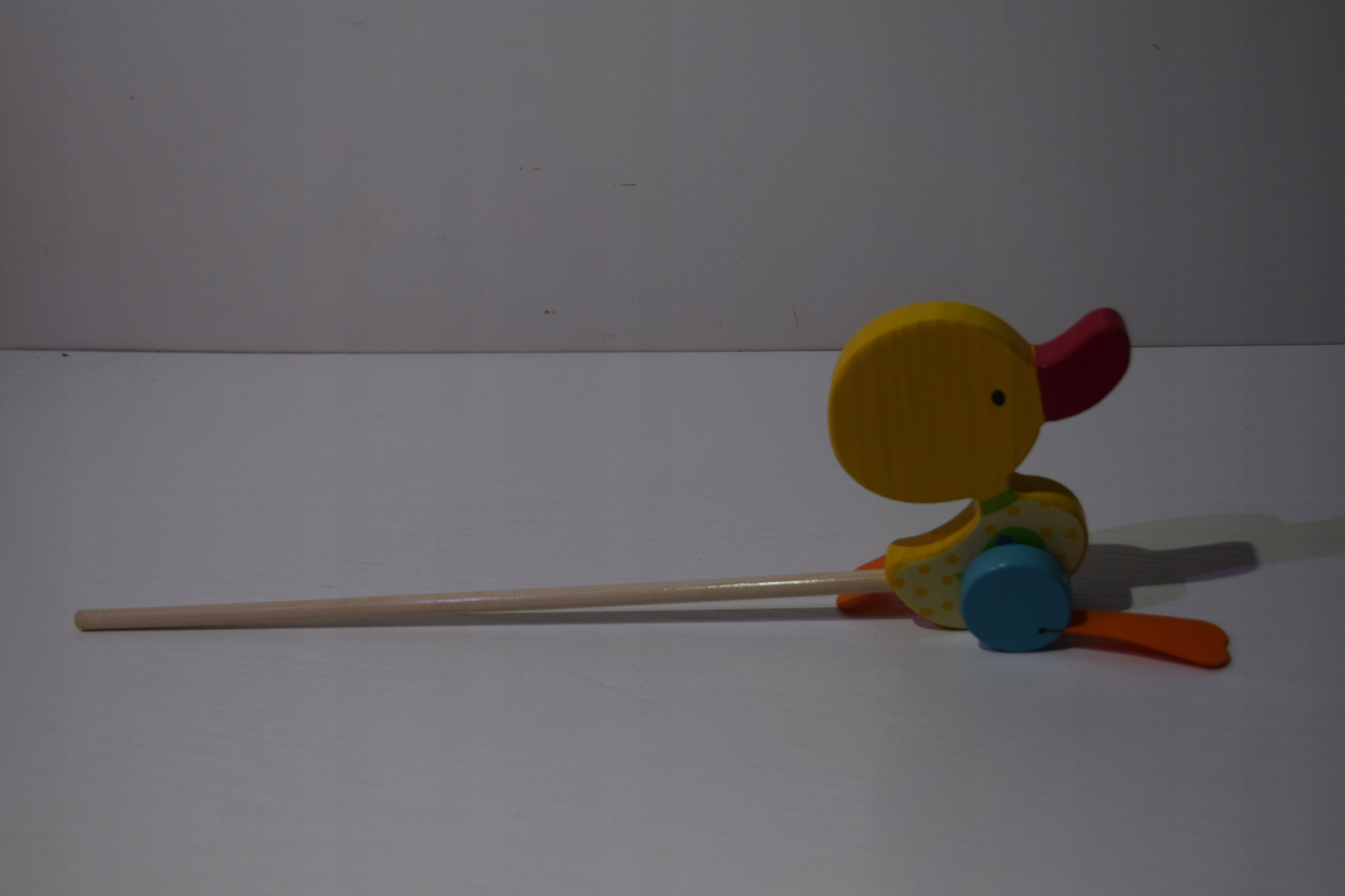 DREWNIANA KACZUSZKA NA KIJU PCHACZ Bohater brak