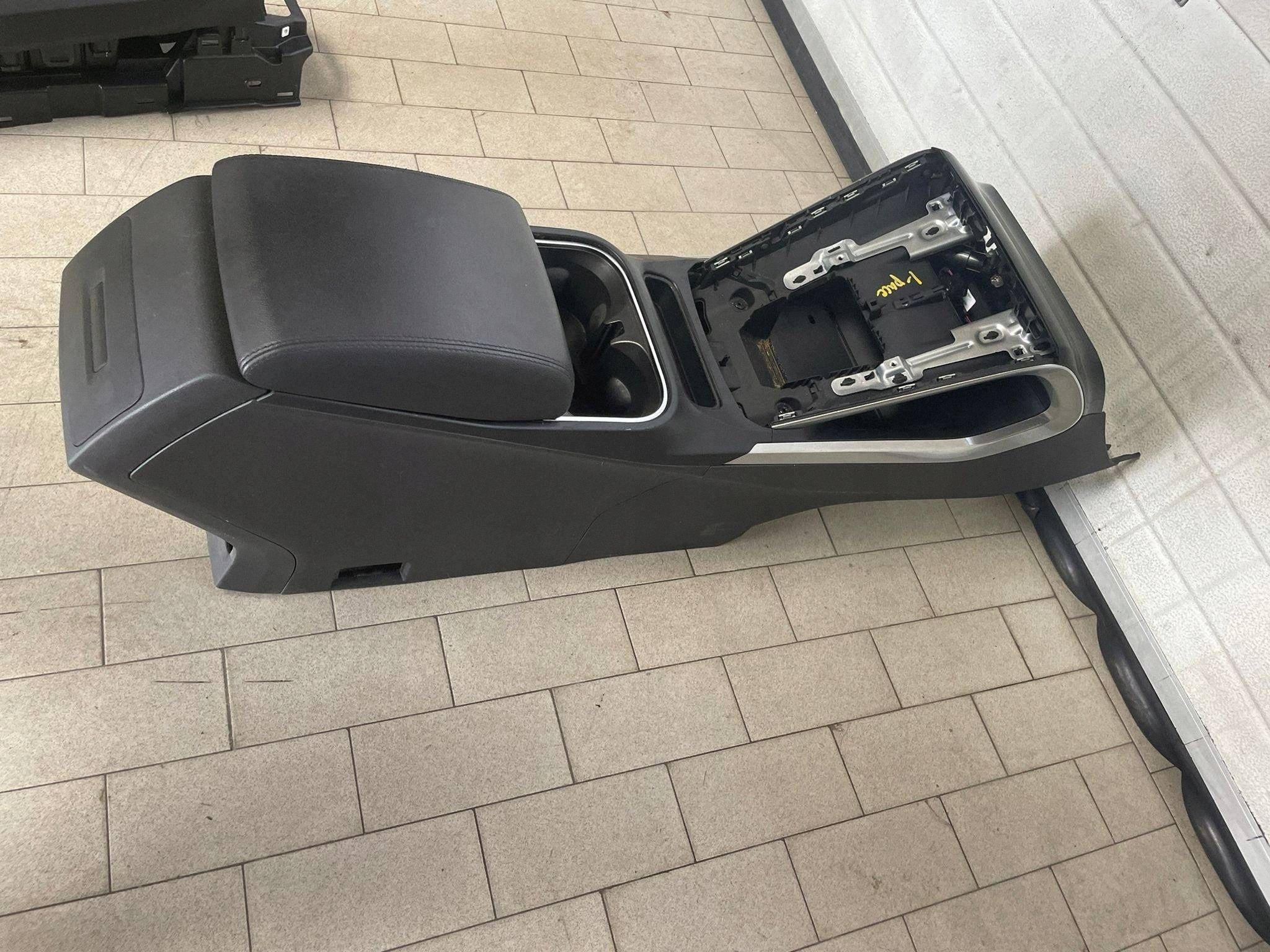 naslon za ruku TUNEL srednji Jaguar i-Pace