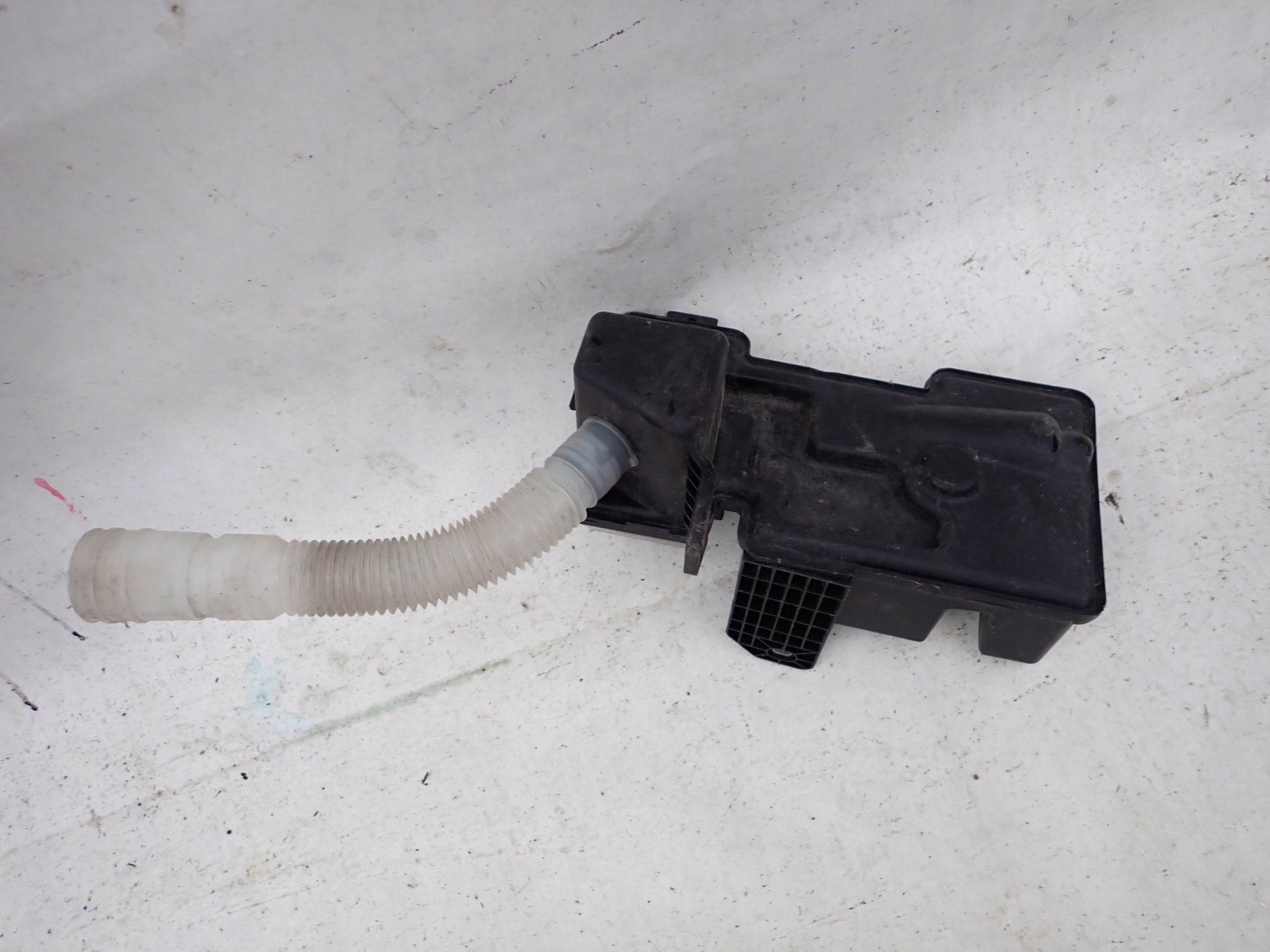 VW TIGUAN and 5N0 07- washer fluid tank