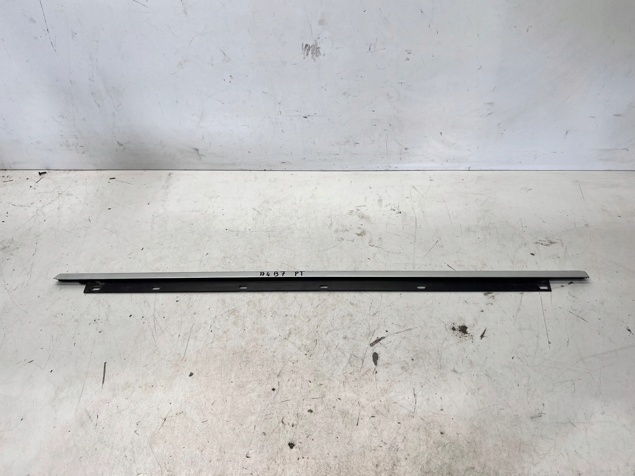 moulding dust SZYBE door right rear part CHROM AUDI A4 B7 8E0853764B