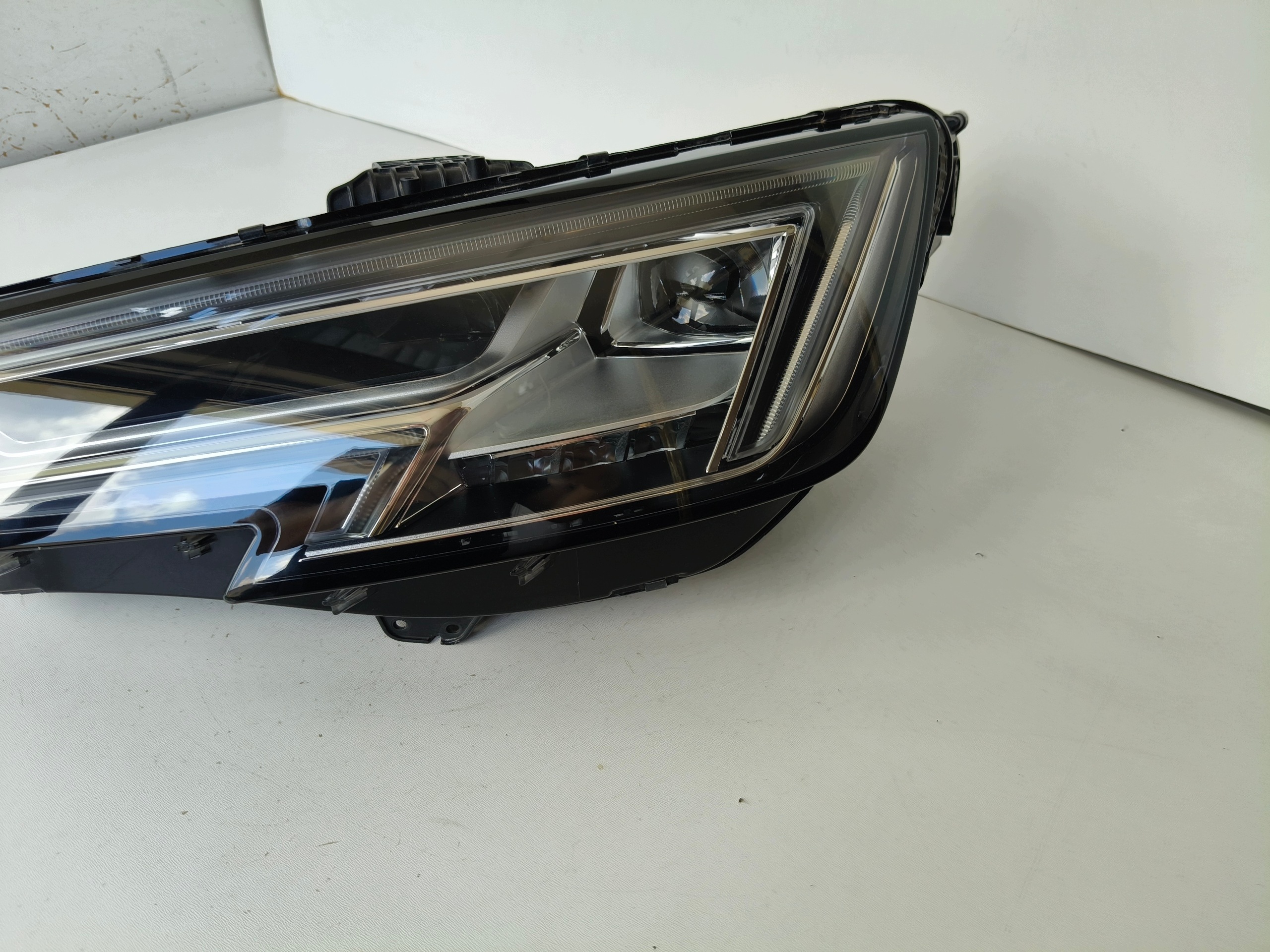 light left REFLEKTOR AUDI A4 B9 8W 8W0 15- FULL LED