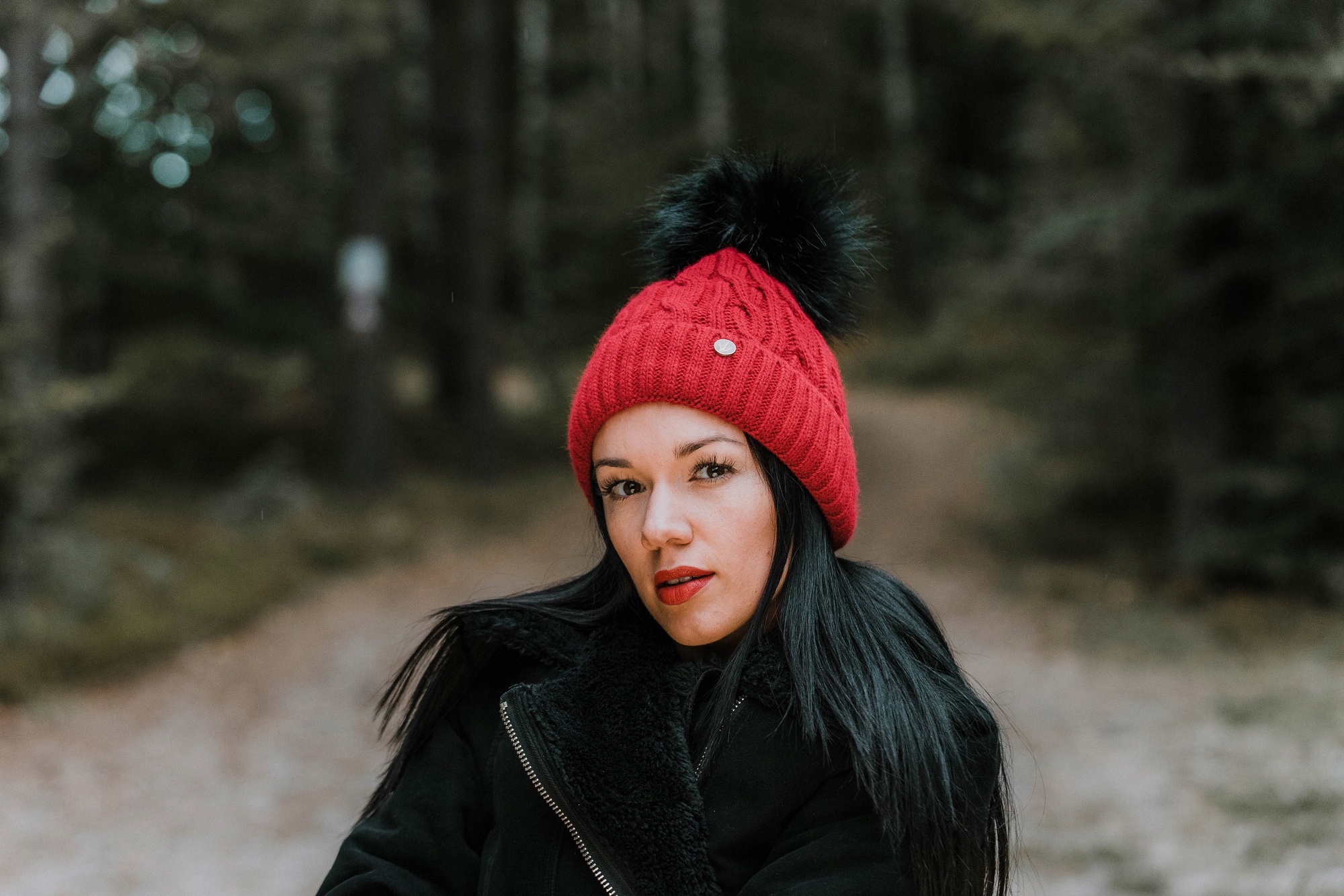 CZAPKA DAMSKA ZIMOWA WYWIJANA Z POMPONEM POLAREM Płeć kobieta