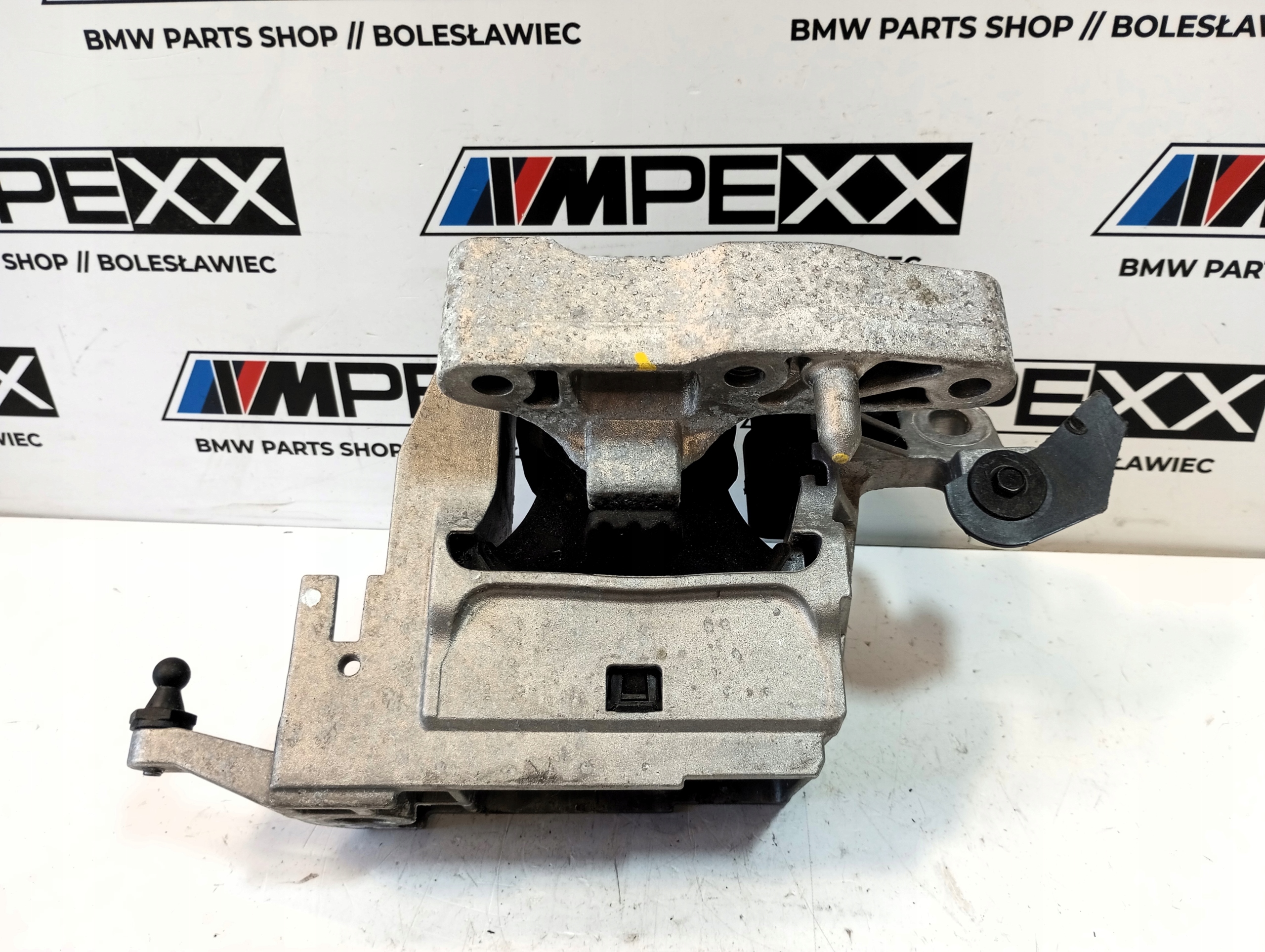 BMW F40 F45 X1 F48 подушка Двигателя 8835564