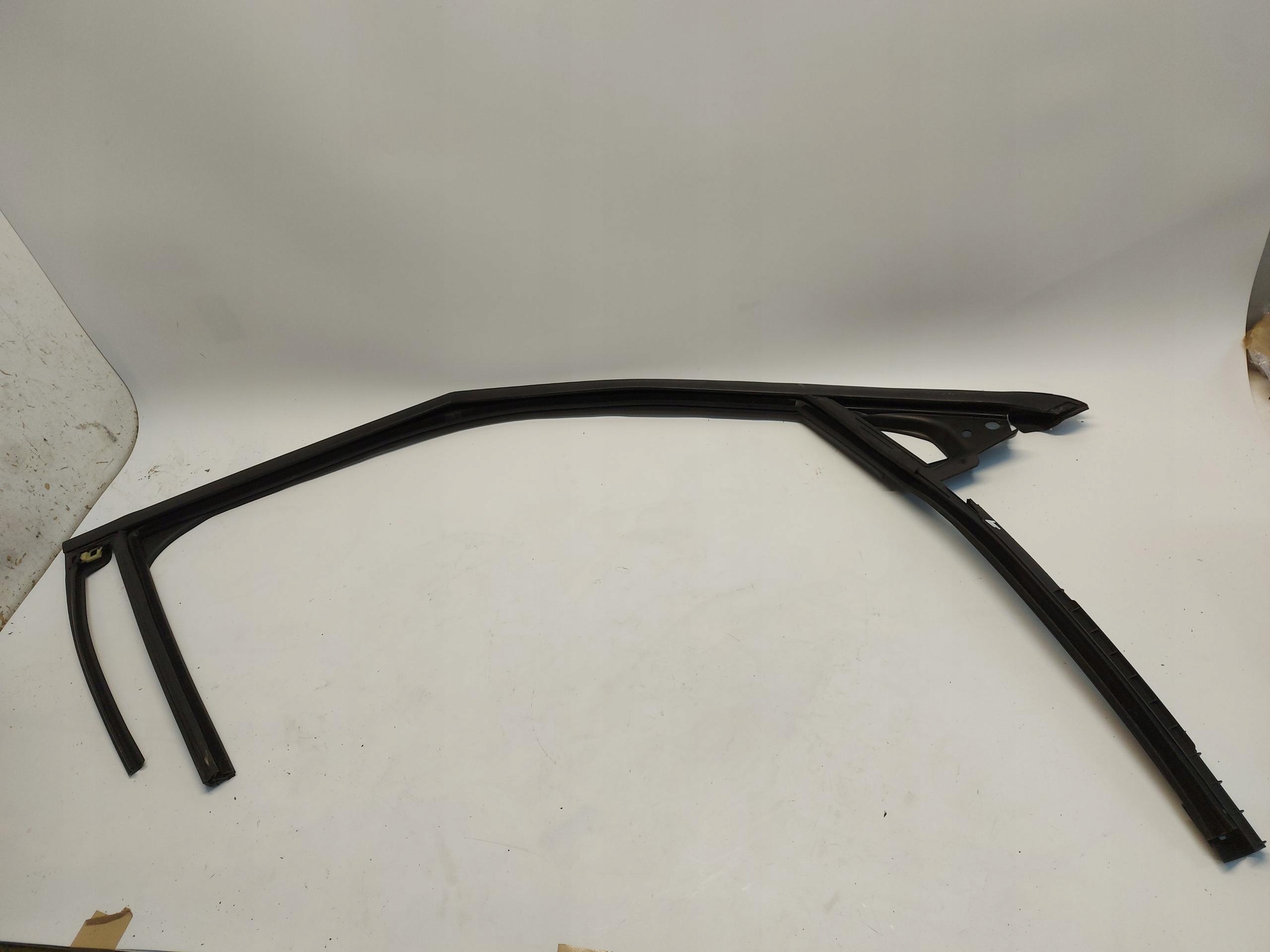 Ford Explorer VII R2KB, gasket windows right front R2KB-R2150-A
