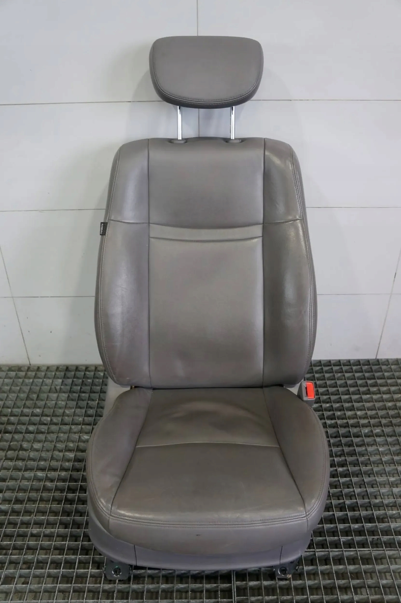 кресло правый передний RODIUS II