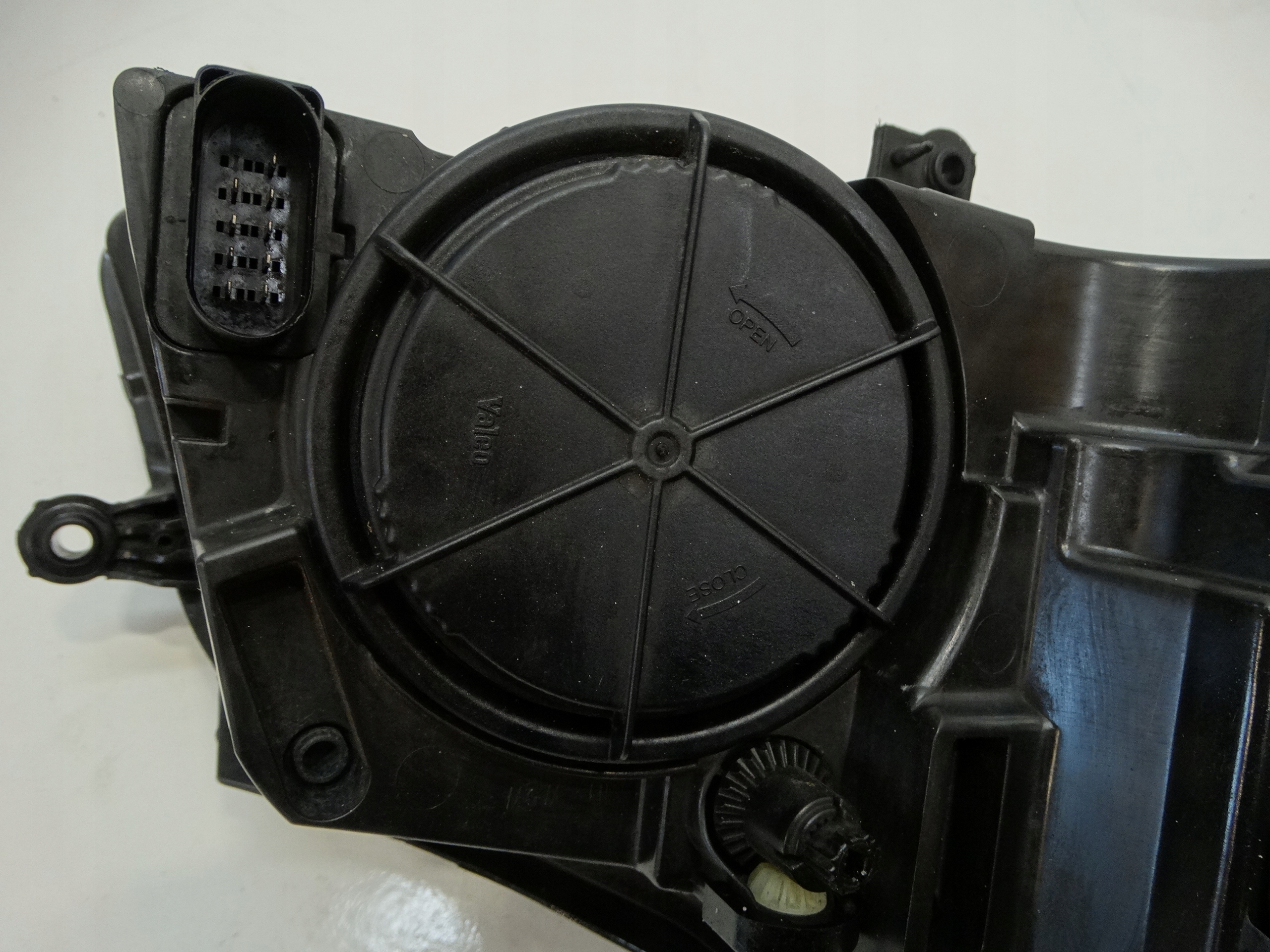 REFLEKTOR light left front VW POLO IV 9N VALEO 6Q1941007AT EUROPA