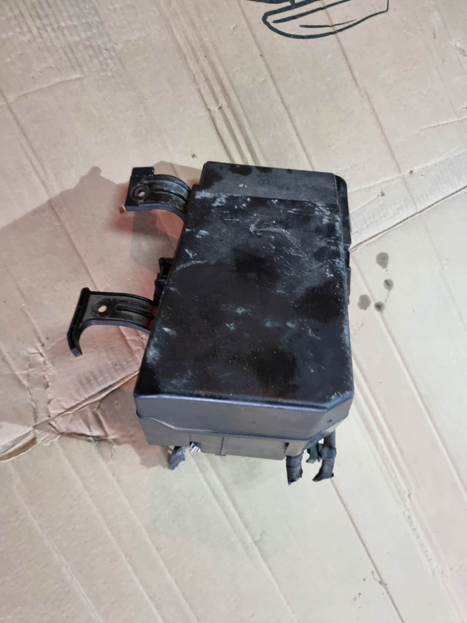 SKRZYNKA BEZPIECZNIKÓW 2,0 16V MAZDA 6 GG 02-08