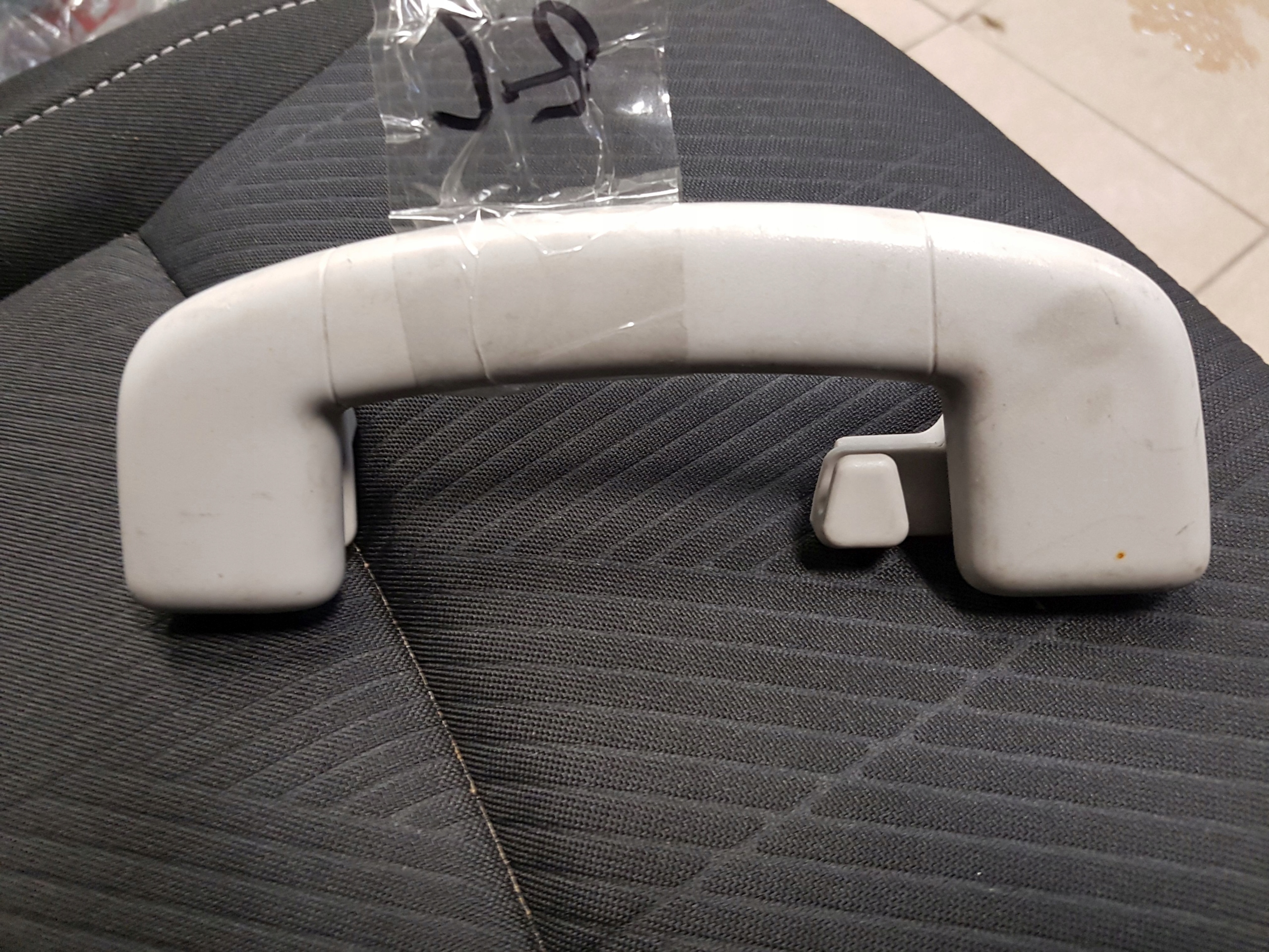 RĄCZKA UCHWYT PODSUFITKI VW ARTEON 5NL857643