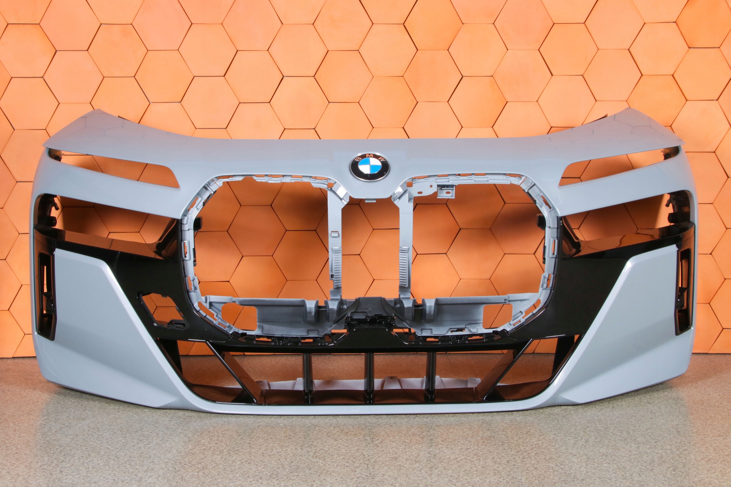 BMW 7 G70 i7 m-packet bumper front USA colour C4P