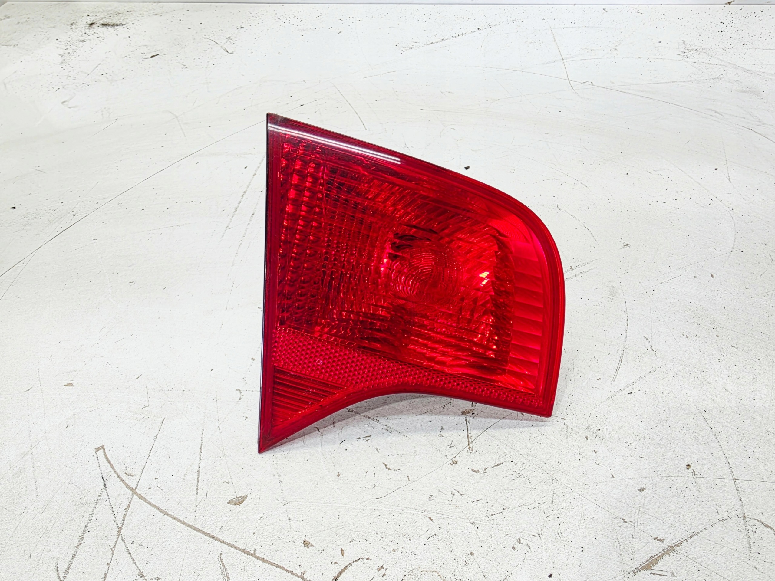 feu gauche arrière du capot AUDI A4 B7 berline 8E5945093A