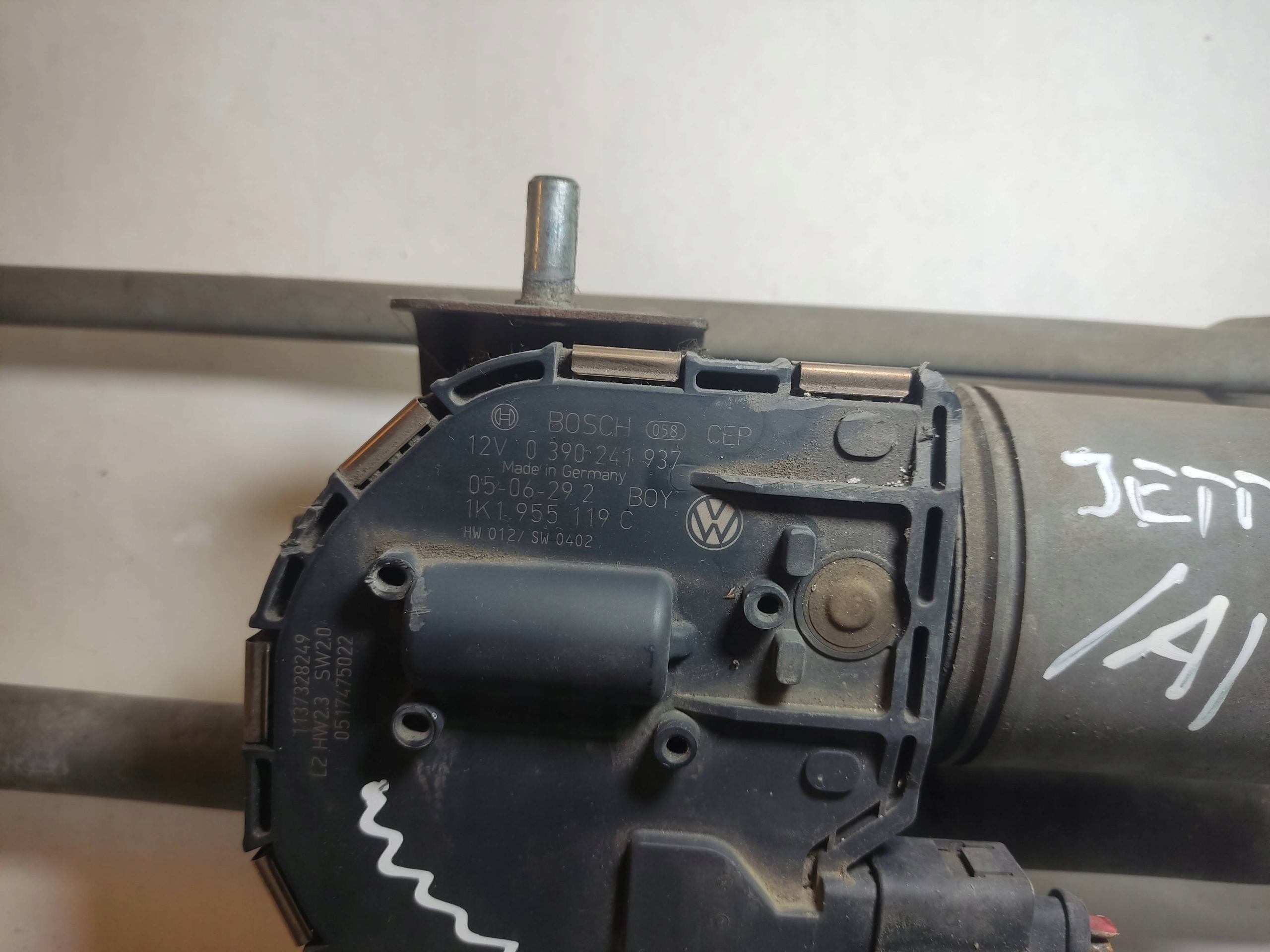 wiper mechanism front VOLKSWAGEN Jetta V 2.0B 2006