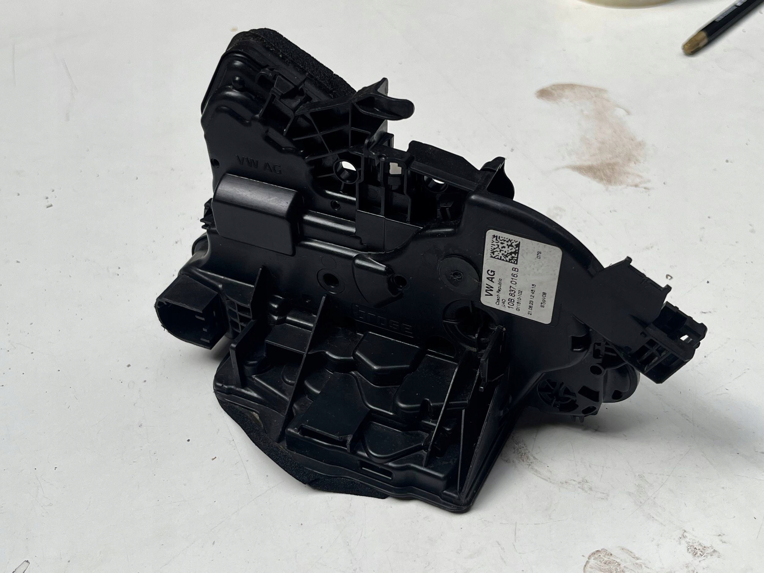 VOLKSWAGEN TAIGO lock door right front 10B837016B @M