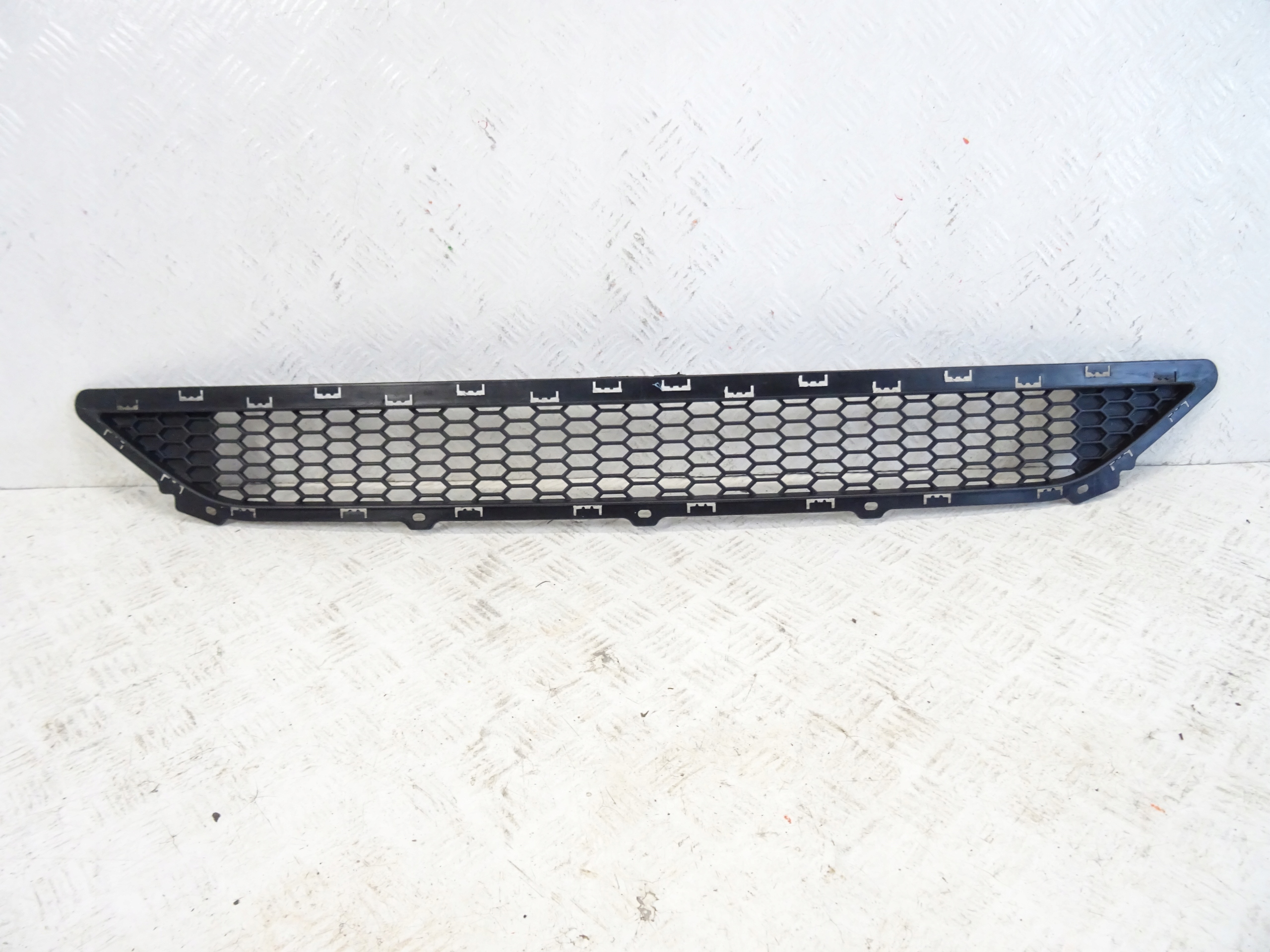 grid of a bumper front front central HYUNDAI TUCSON III 86561-D7000