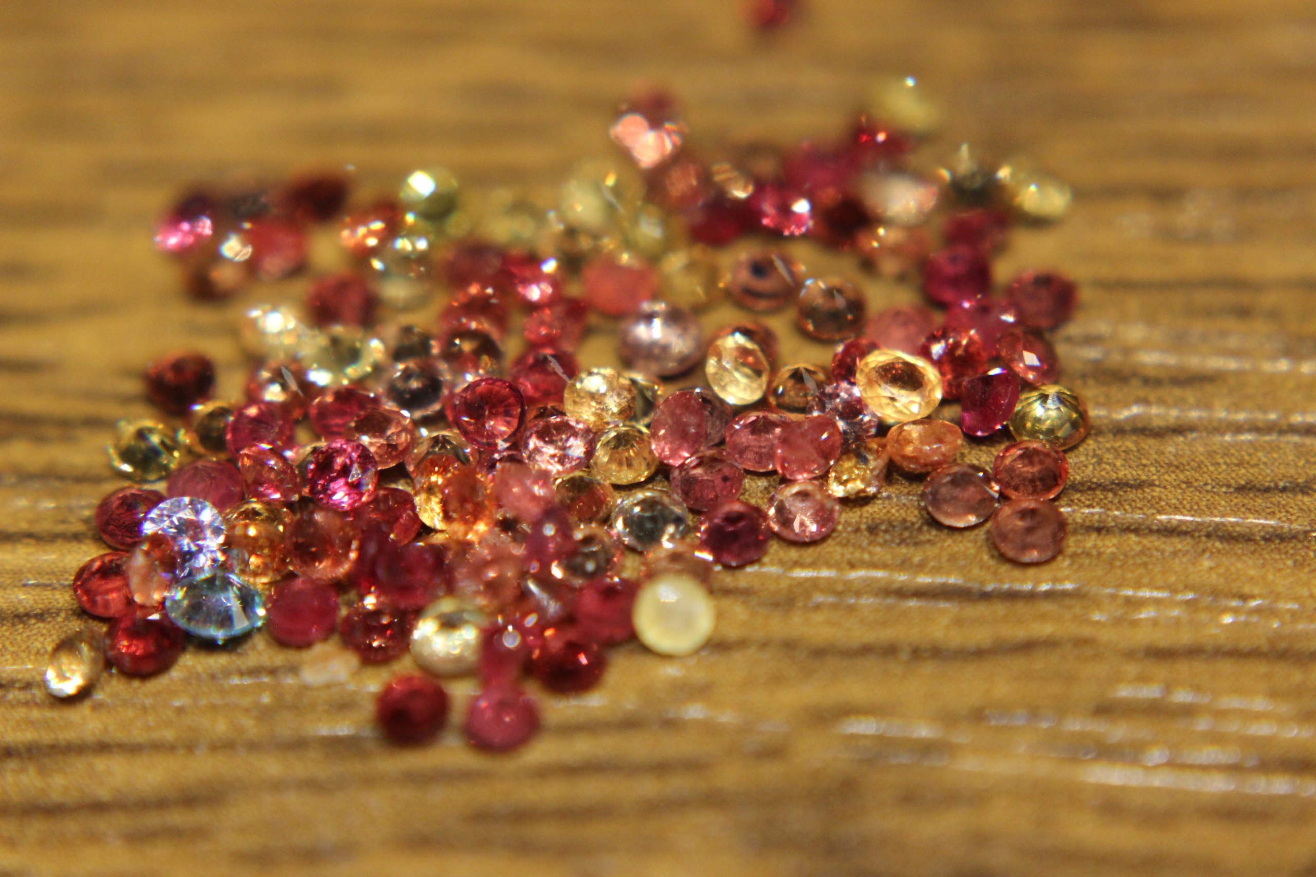 Safírové přírodní kameny 6.20ct 124ks