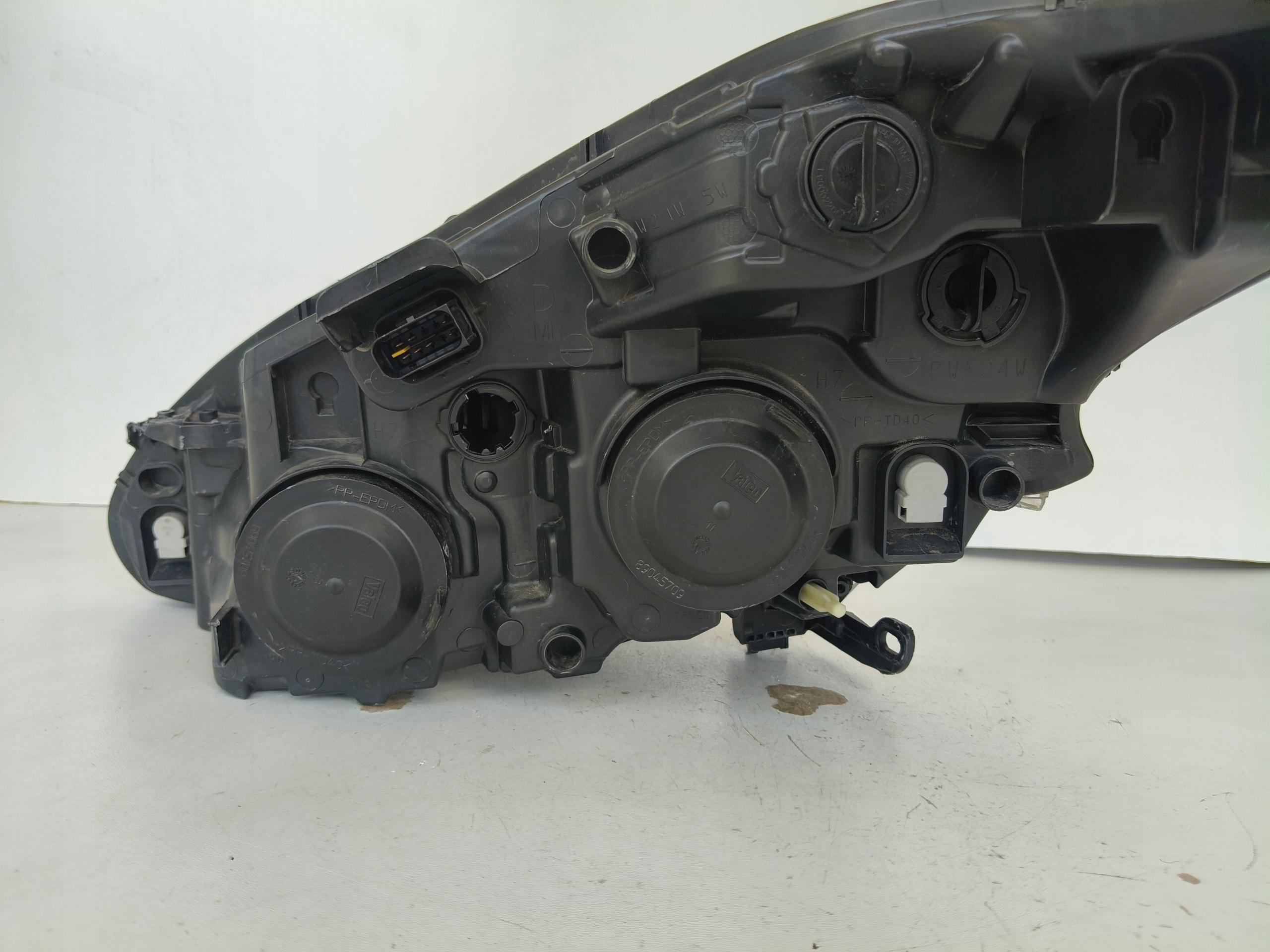 light right REFLEKTOR PEUGEOT 208 12-15