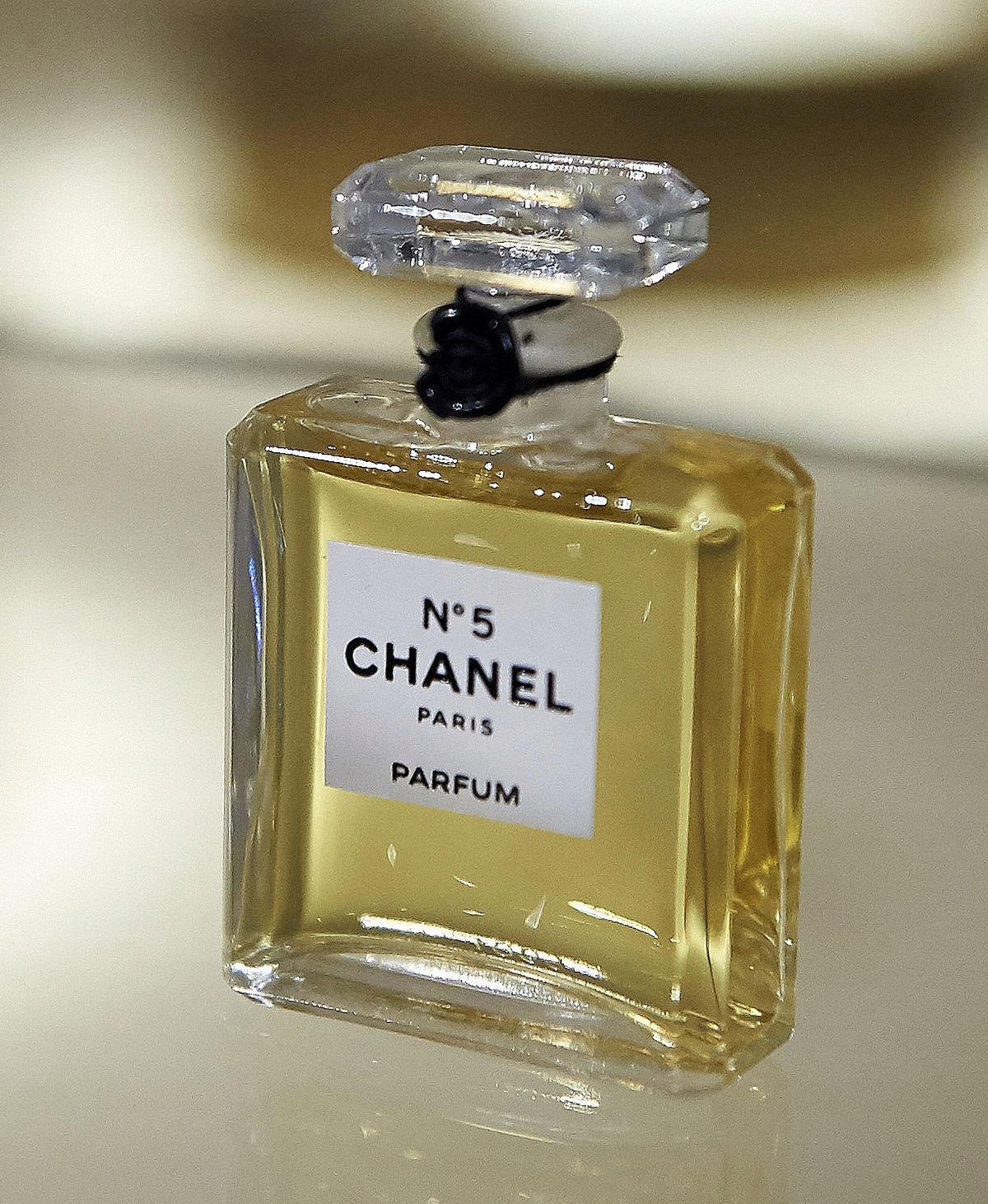 Магазин шанель духи. Chanel 5 Parfum. Chanel no 5 Parfum. Chanel Chanel 5. Духи Шанель номер 5.