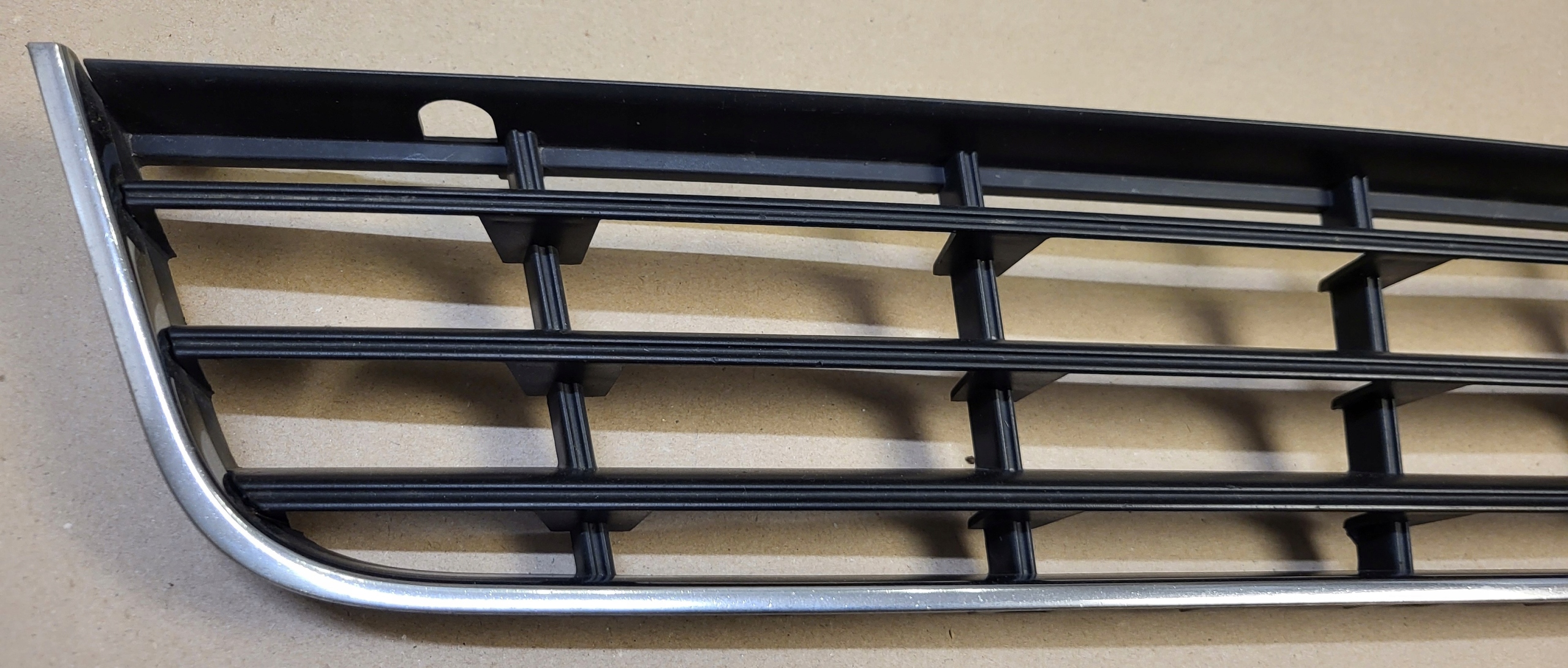 front PREKLADgrill grid central of a bumper front VW PASSAT B6 3C0 OE