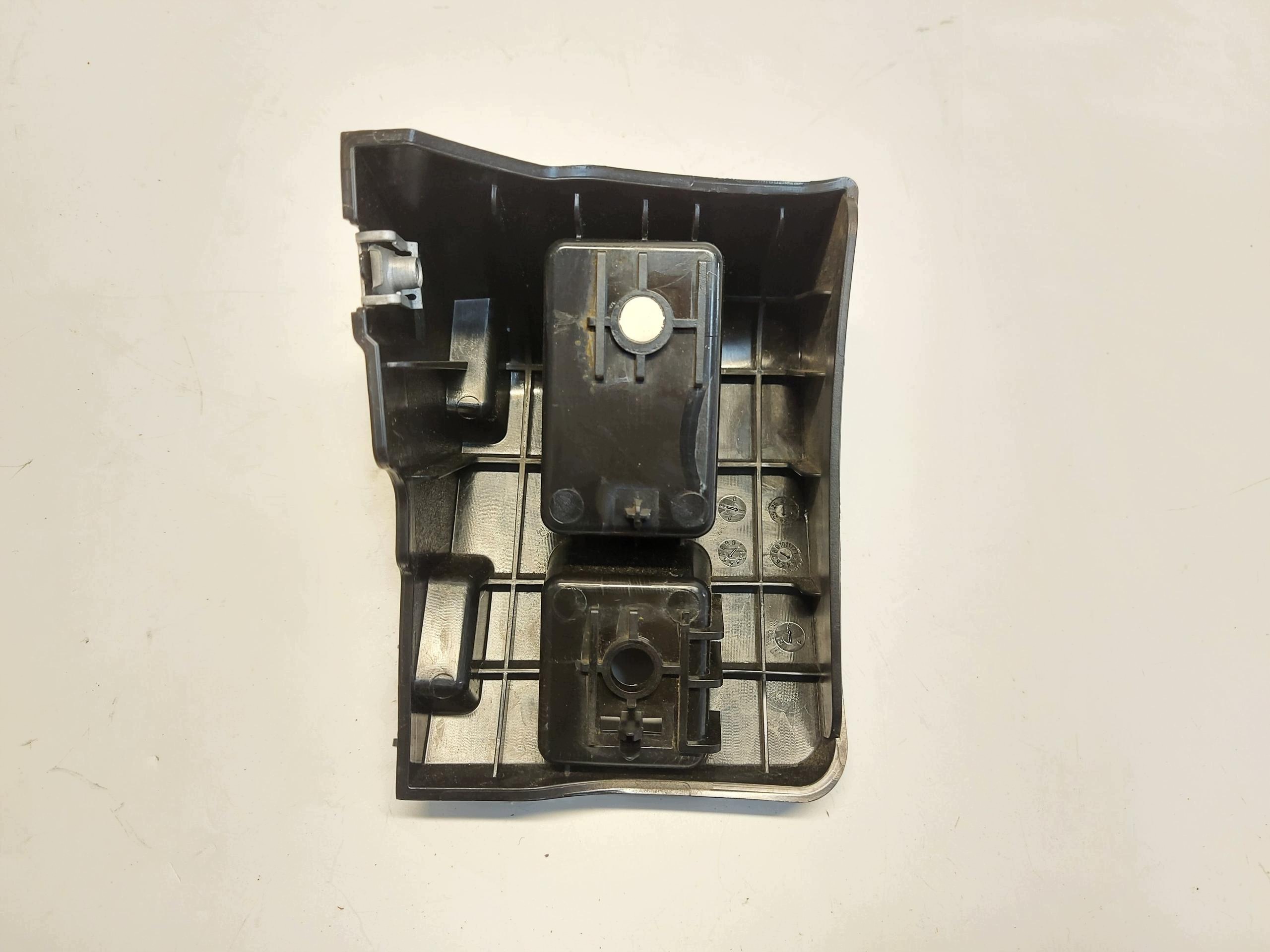 TESLA MODEL Y 2024r, Support Support plaque Pare choc Droite Arrière 1494039-0