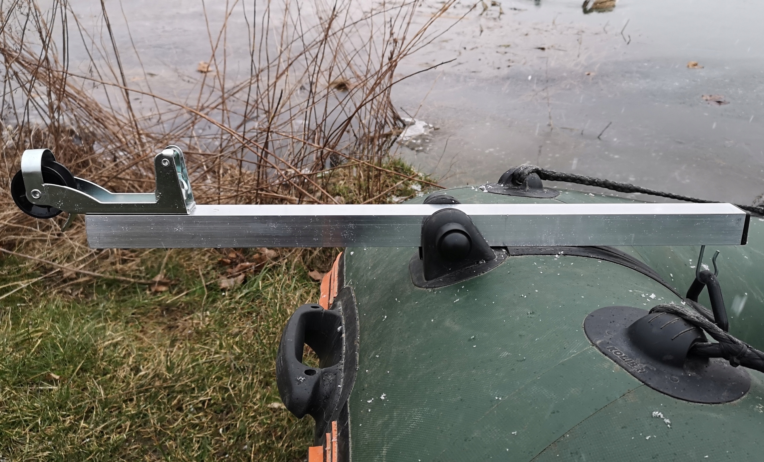 Vedení kotvy s aretací pro ponton nebo loď