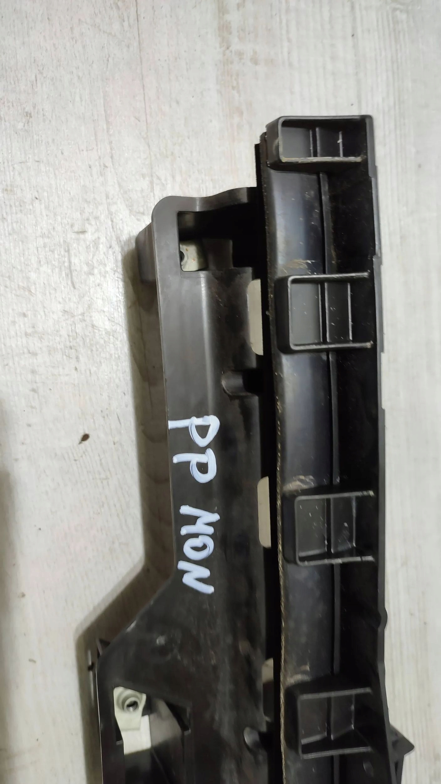 Ford Mondeo MK5 16r 2.0TDCi front side right prowadnica windows