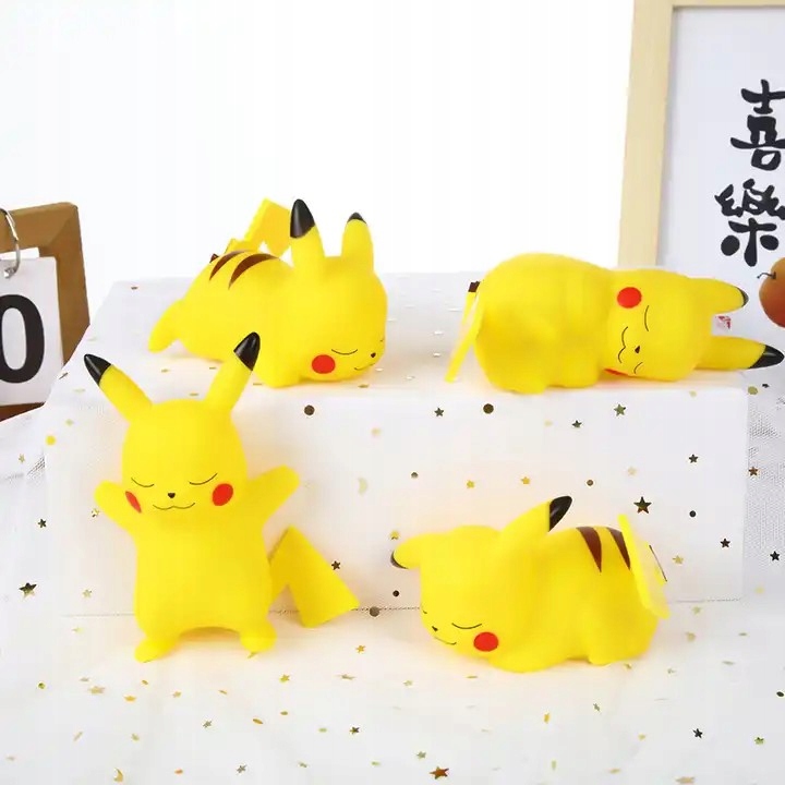 LAMPKA NOCNA LED PIKACHU POKEMON+ZESTAW 8 ORYGINALNYCH KART POKEMON ENERGIA Bohater Pokemon