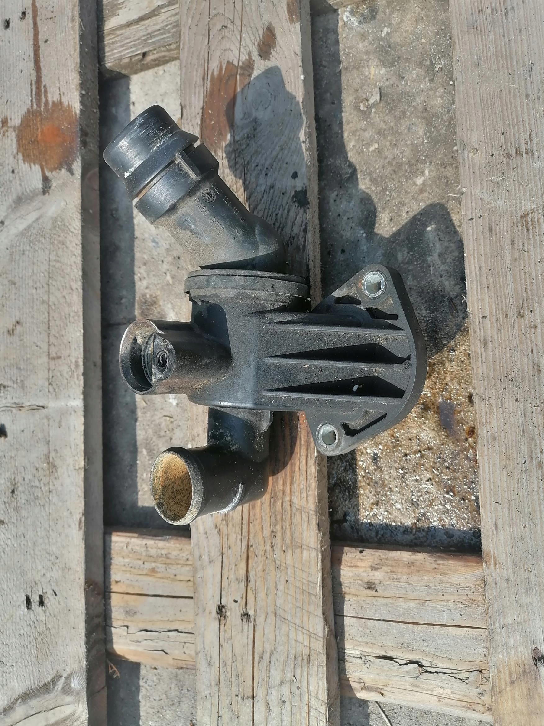 Thermostat Bride d’eau AUDI A4 A6 B7 C6 06D121111G