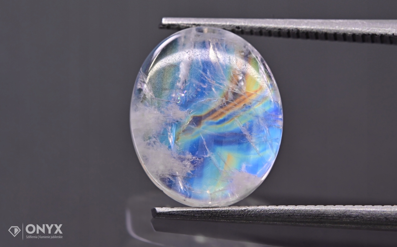 Měsíční kámen mělký ovál 11,5x10 mm