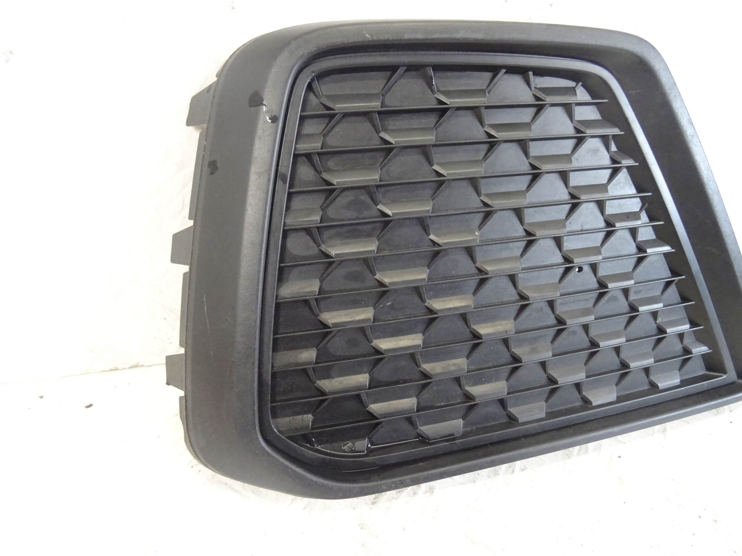 grid of a bumper front front right AUDI A1 II 82A 82A807682F