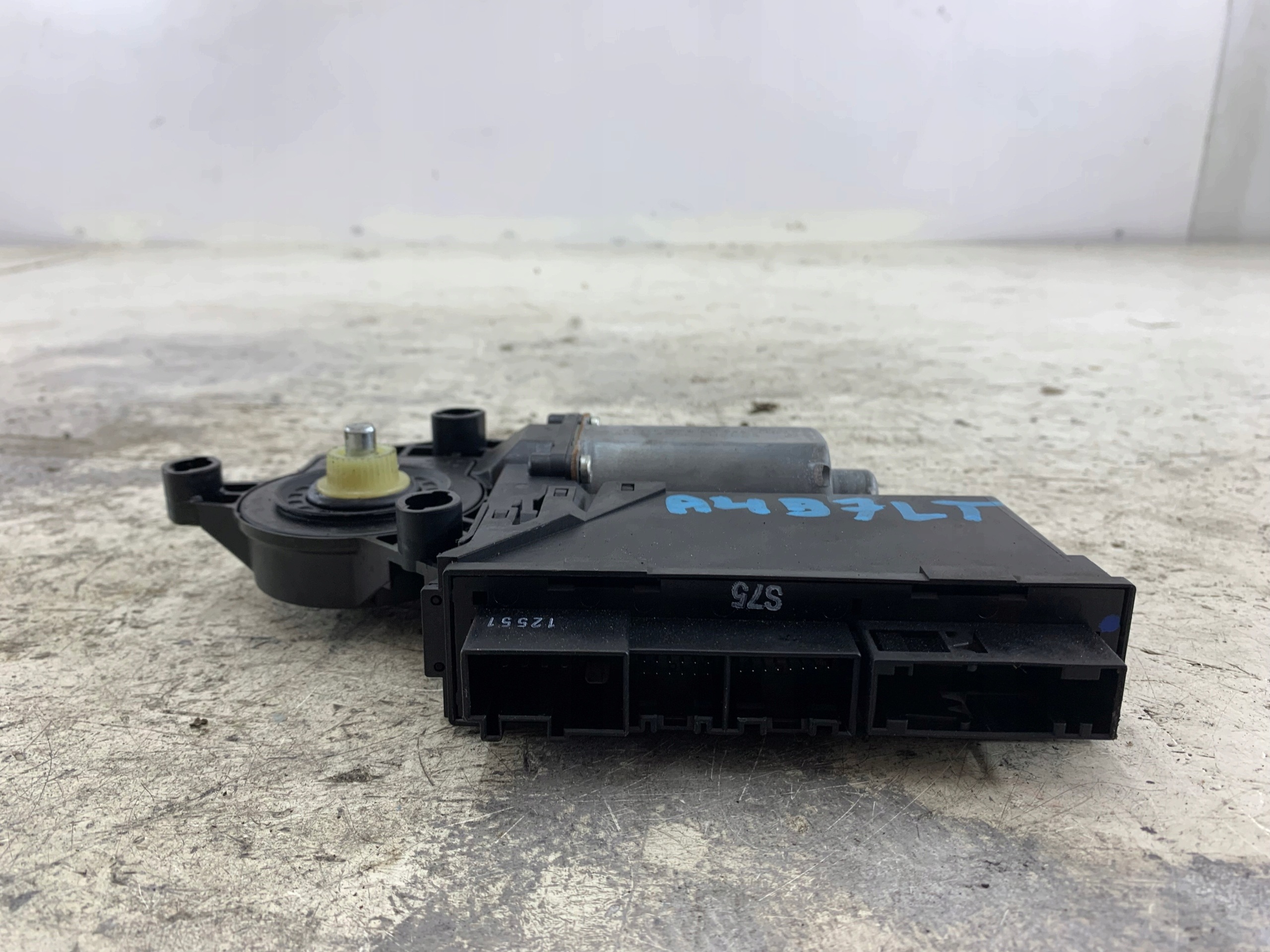 AUDI A4 B6 B7 mini motor windows left rear part 8E0959801A