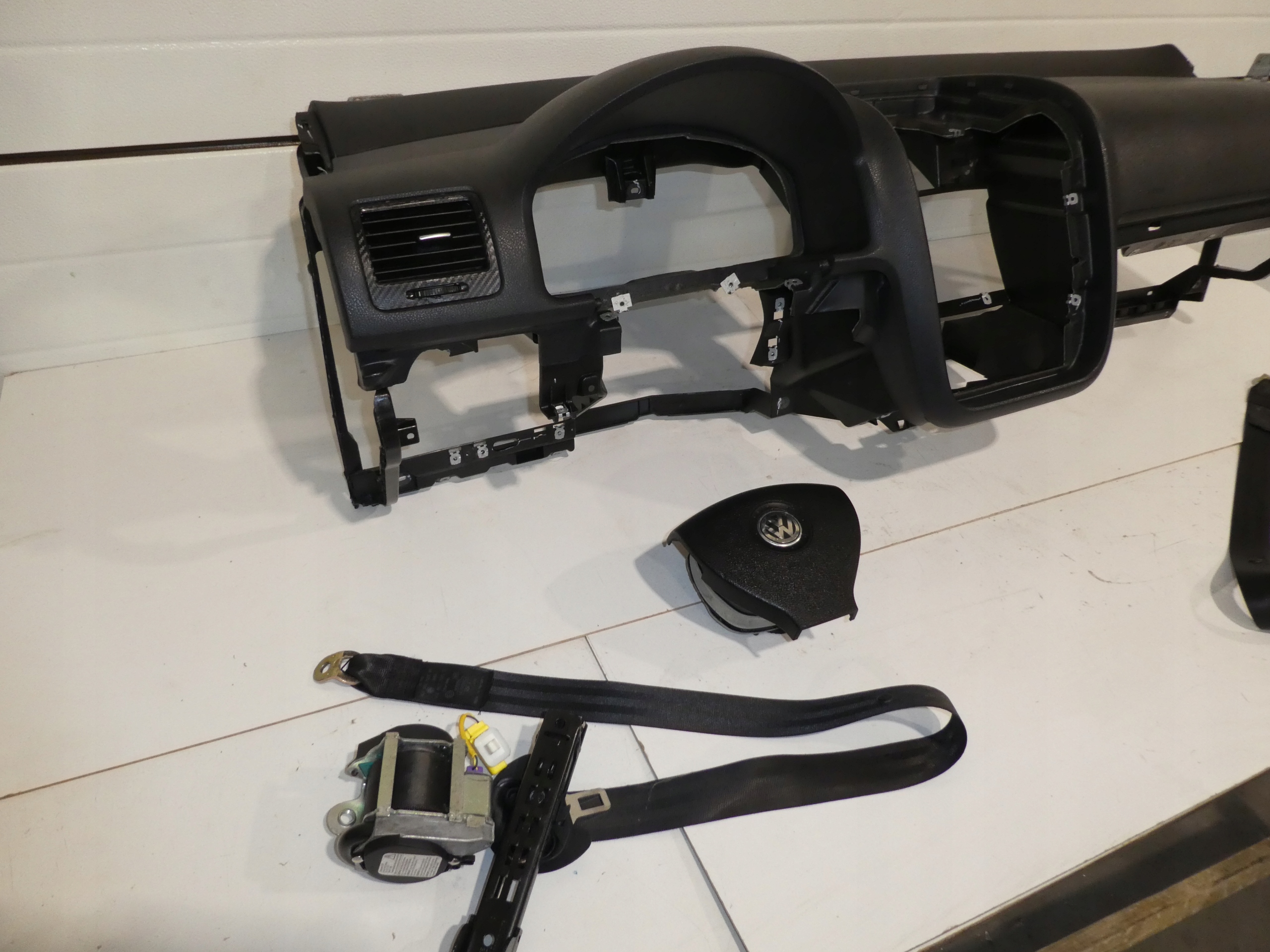 dashboard instrument panel console cockpit VW GOLF V tension belts