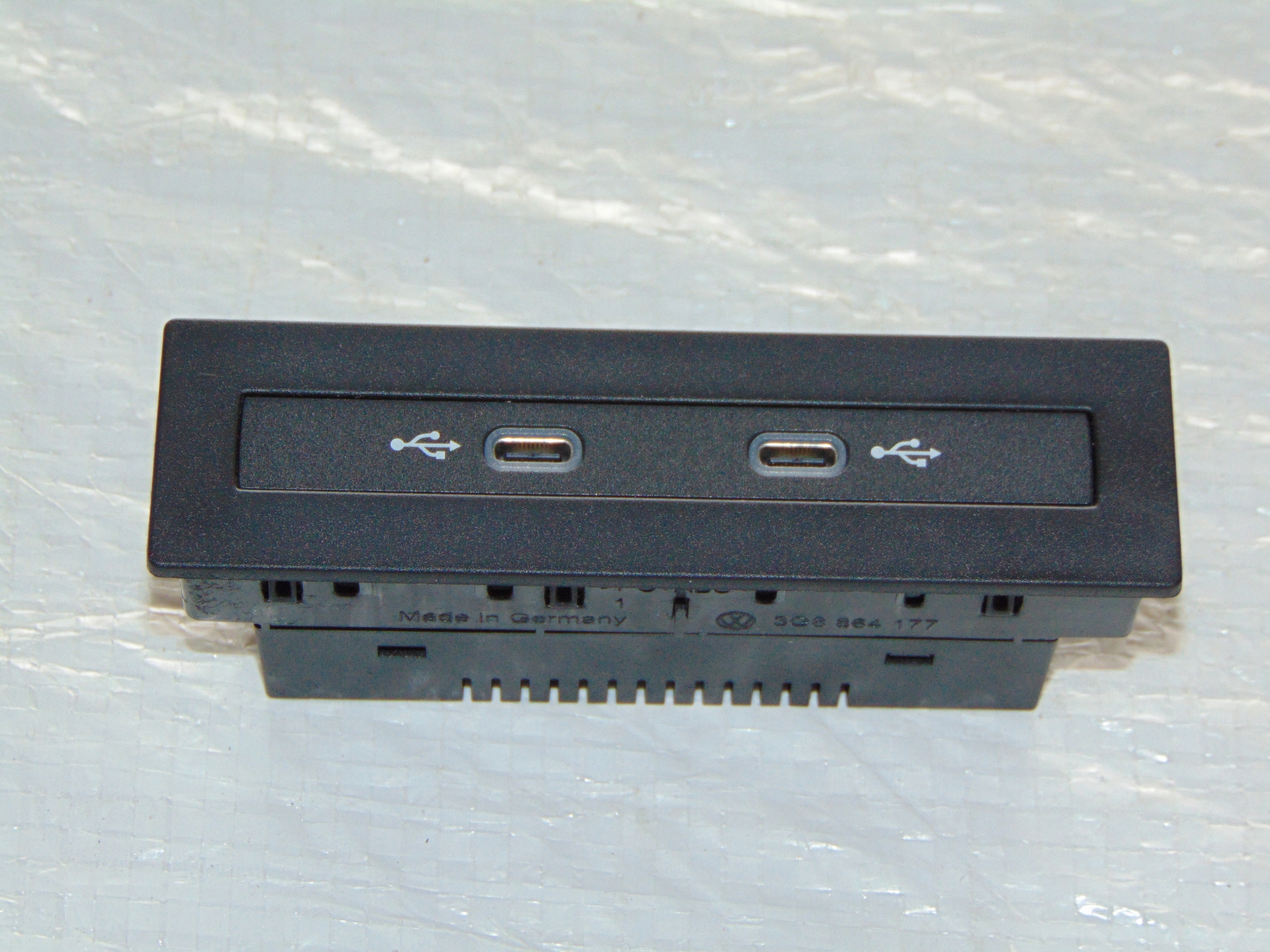 VW PASSAT B8 USB TYP C LIFT 5NA035700