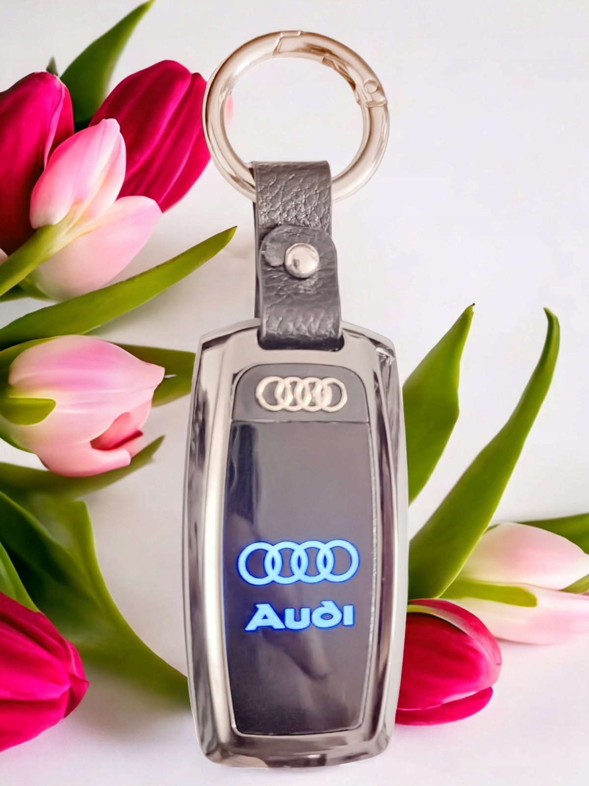 AUDI ZAPALNICZKA ŻAROWA ELEGANCKI BRELOK DO KLUCZY LOGO LED ETUI KOKARDKA Marka Greifen