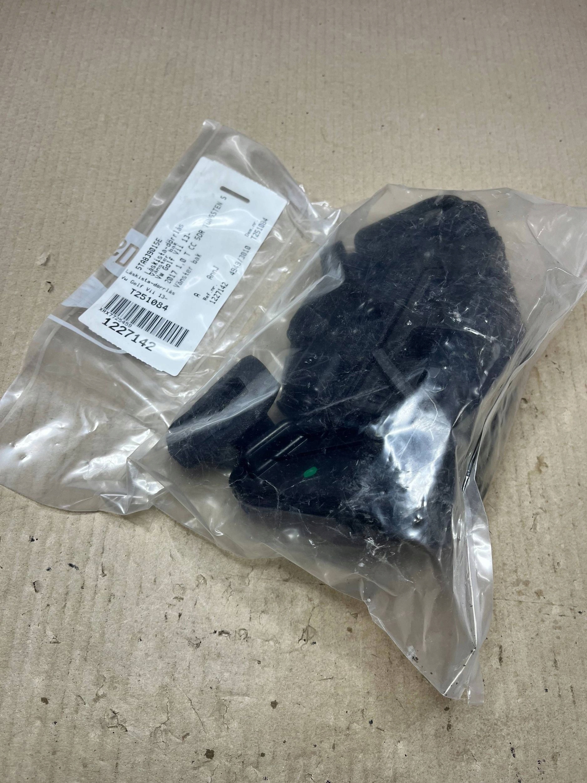 lock door tylnych Volkswagen Golf VII 5TA839015E