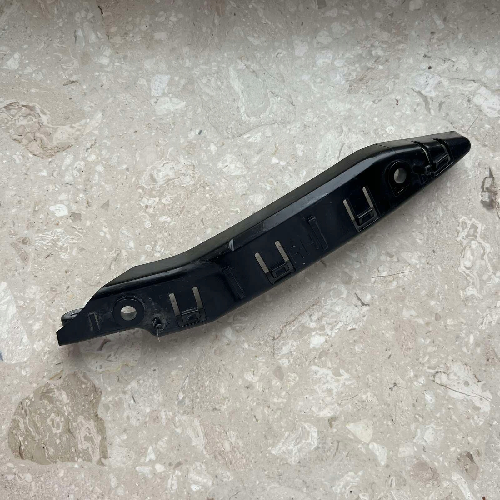 TESLA Y holder support right bumper 1493771-00-B