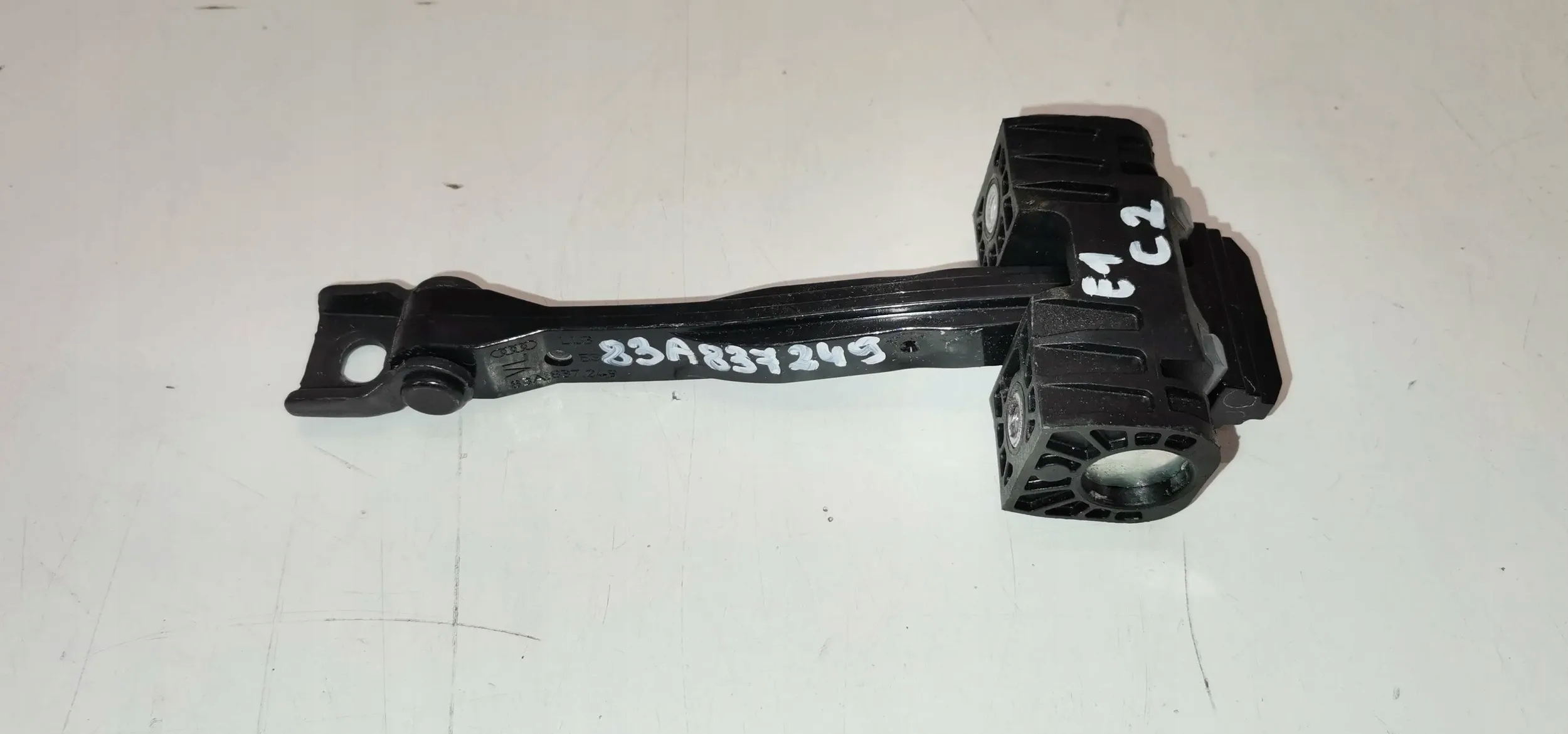 AUDI Q33a 2018- ОБМЕЖУВАЧ ДВЕРІ ПЕРЕДНІЙ PRZOD3a837249