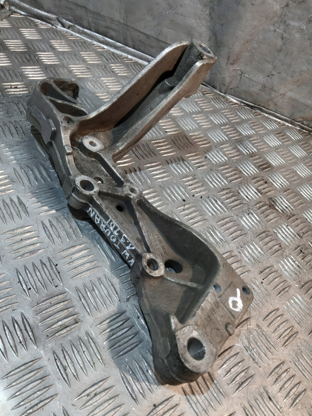 console holder arms right front VW TOURAN and 1.9 TDI 1K0199296F