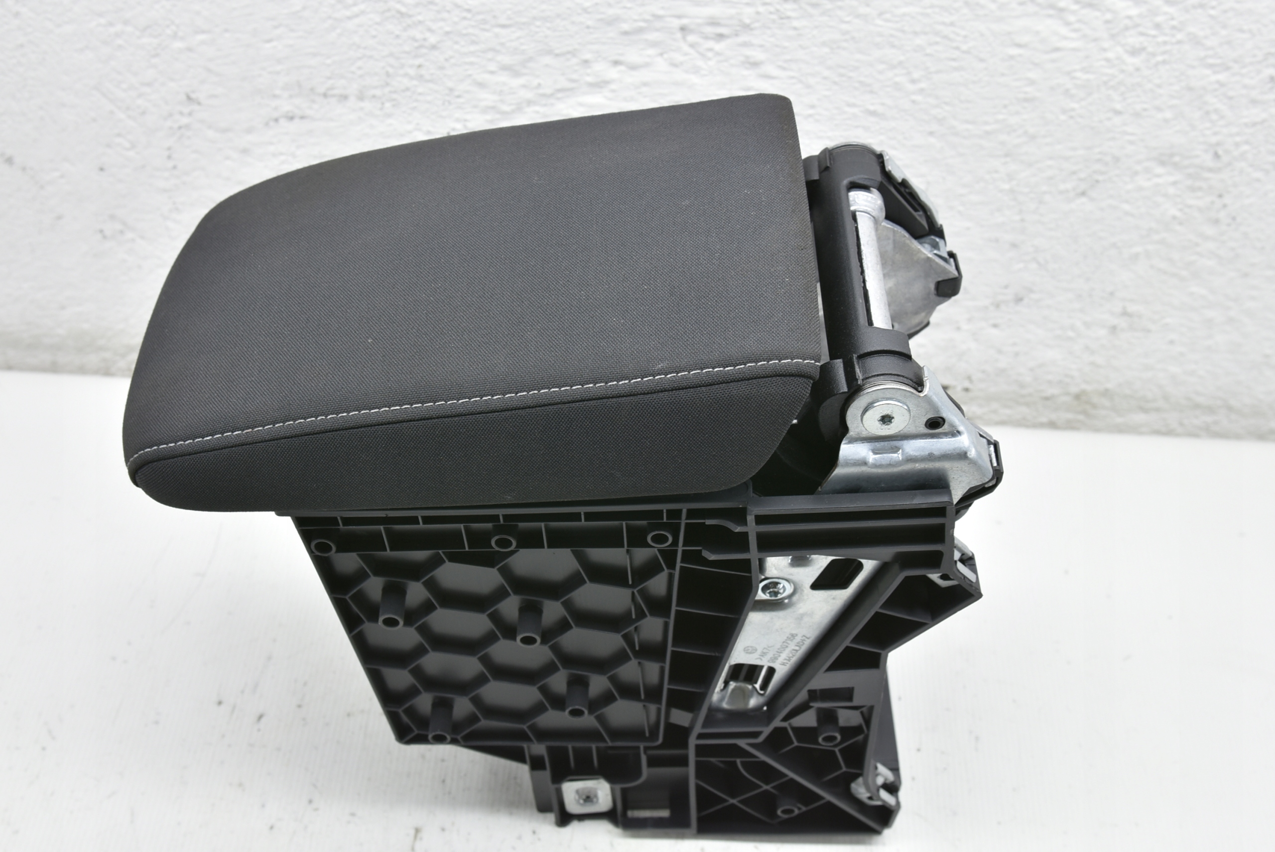 5G0864207D - VW GOLF VII SPORTSVAN ПОДЛОКОТНИК БЕЛАЯ НИТЬ