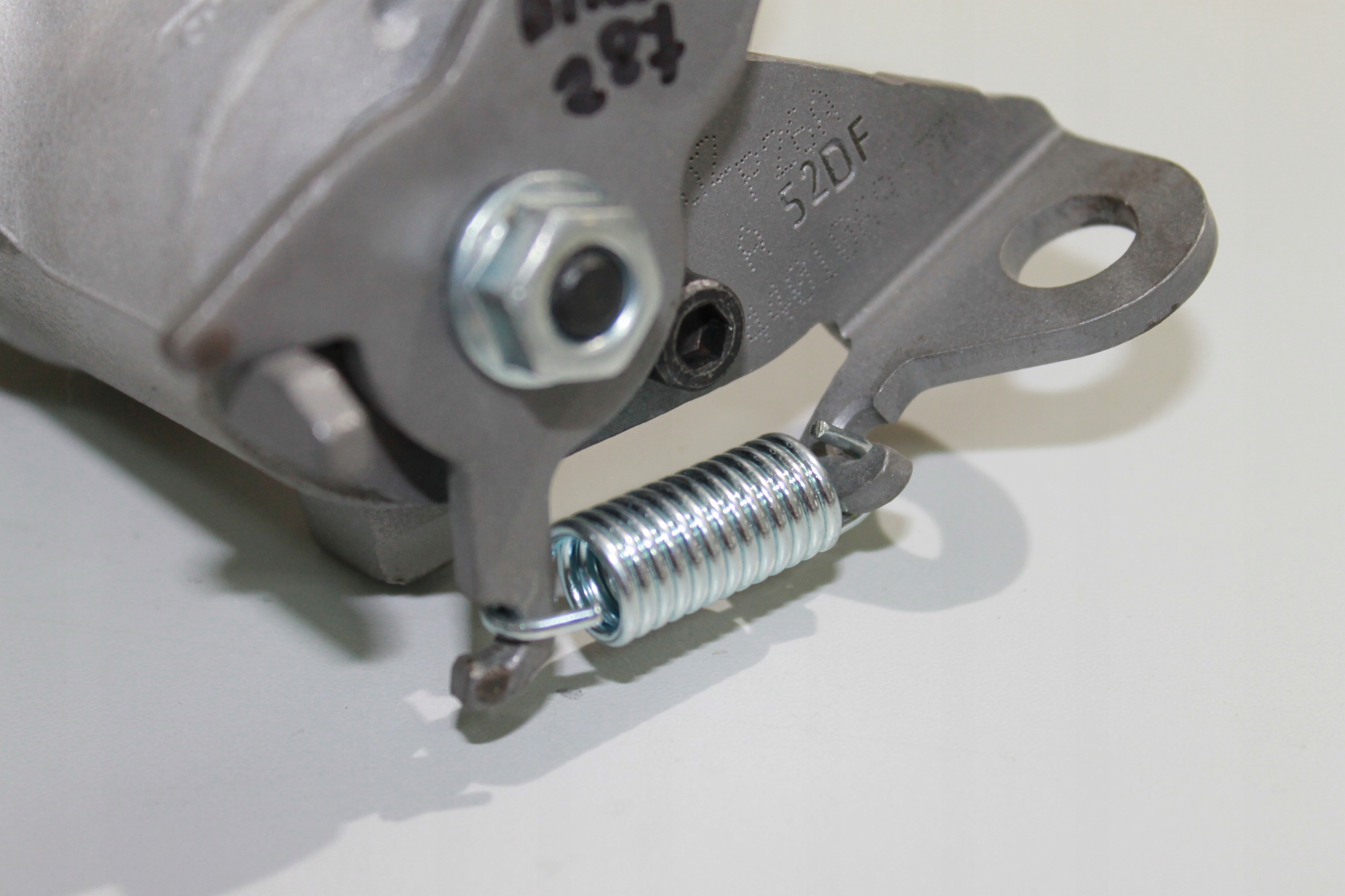 Sprężyna zacisku tył MEGANE I II III SCENIC I II Producent części Help Brakes