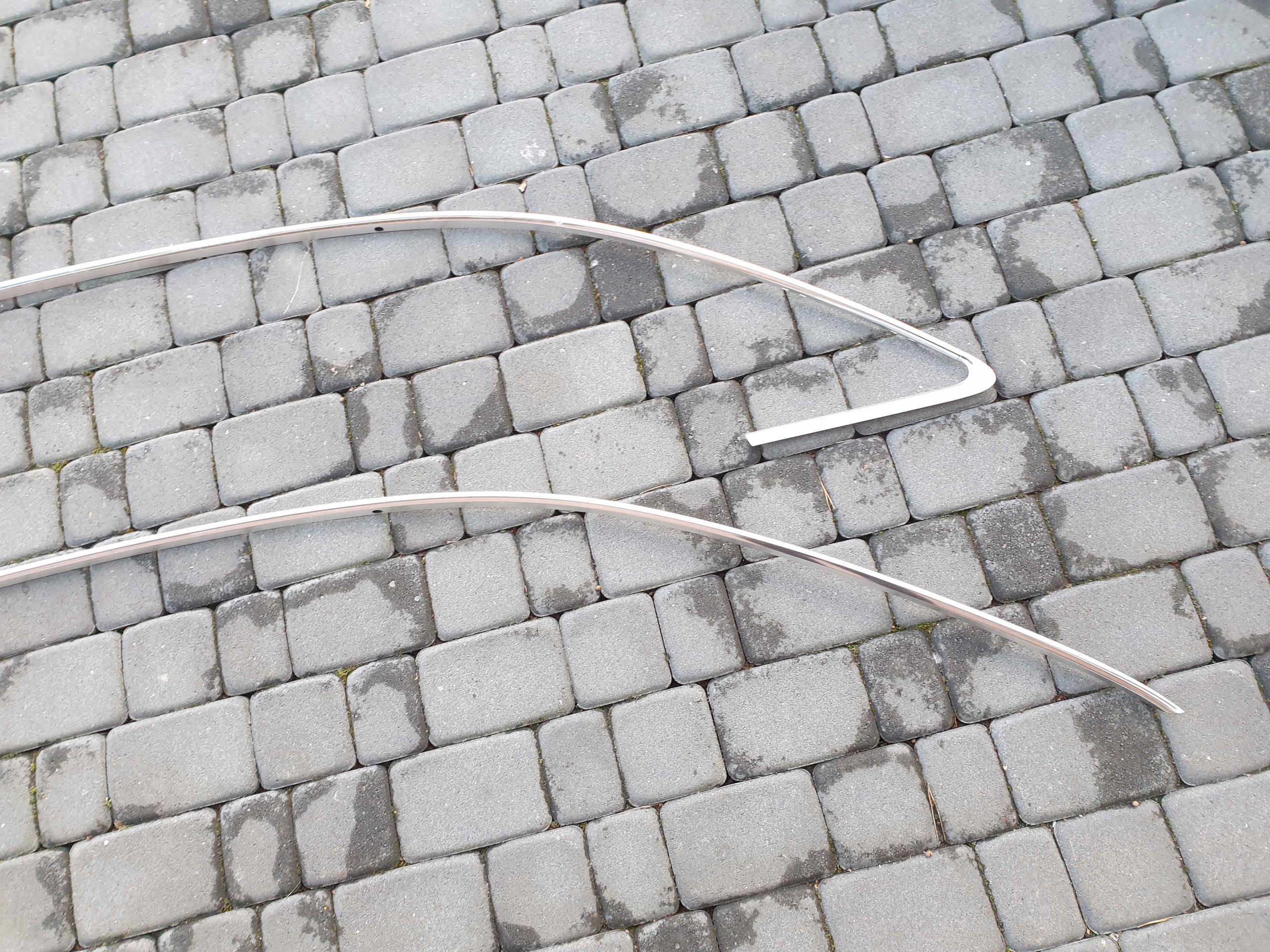 moulding chrome left AUDI A4 B8 sedan 2008