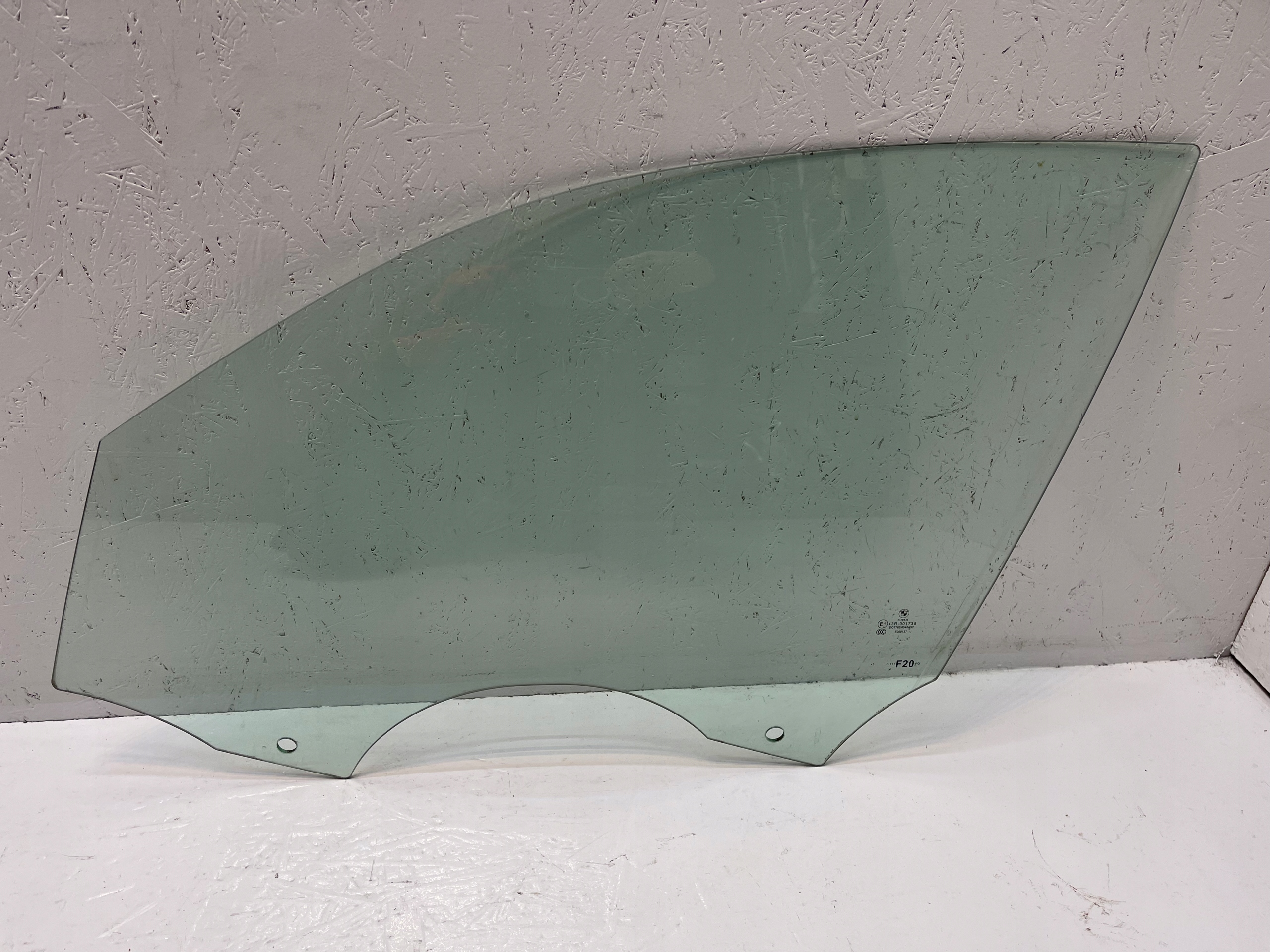 BMW 1 F20 переднее левое стекло двери