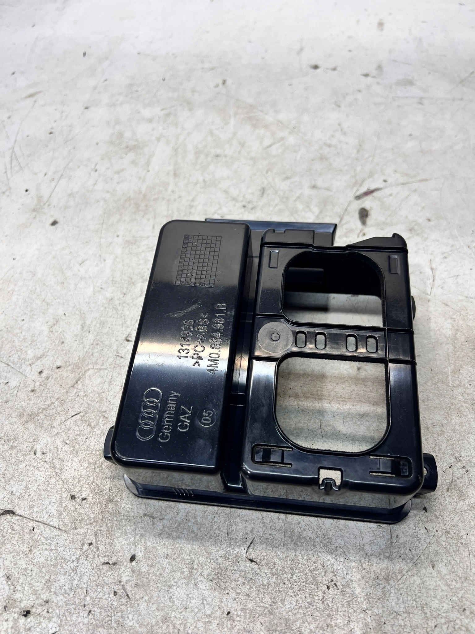ELEMENT TUNELU SRODKOWEGO DEKOR AUDI Q7 4M 4M0864981B
