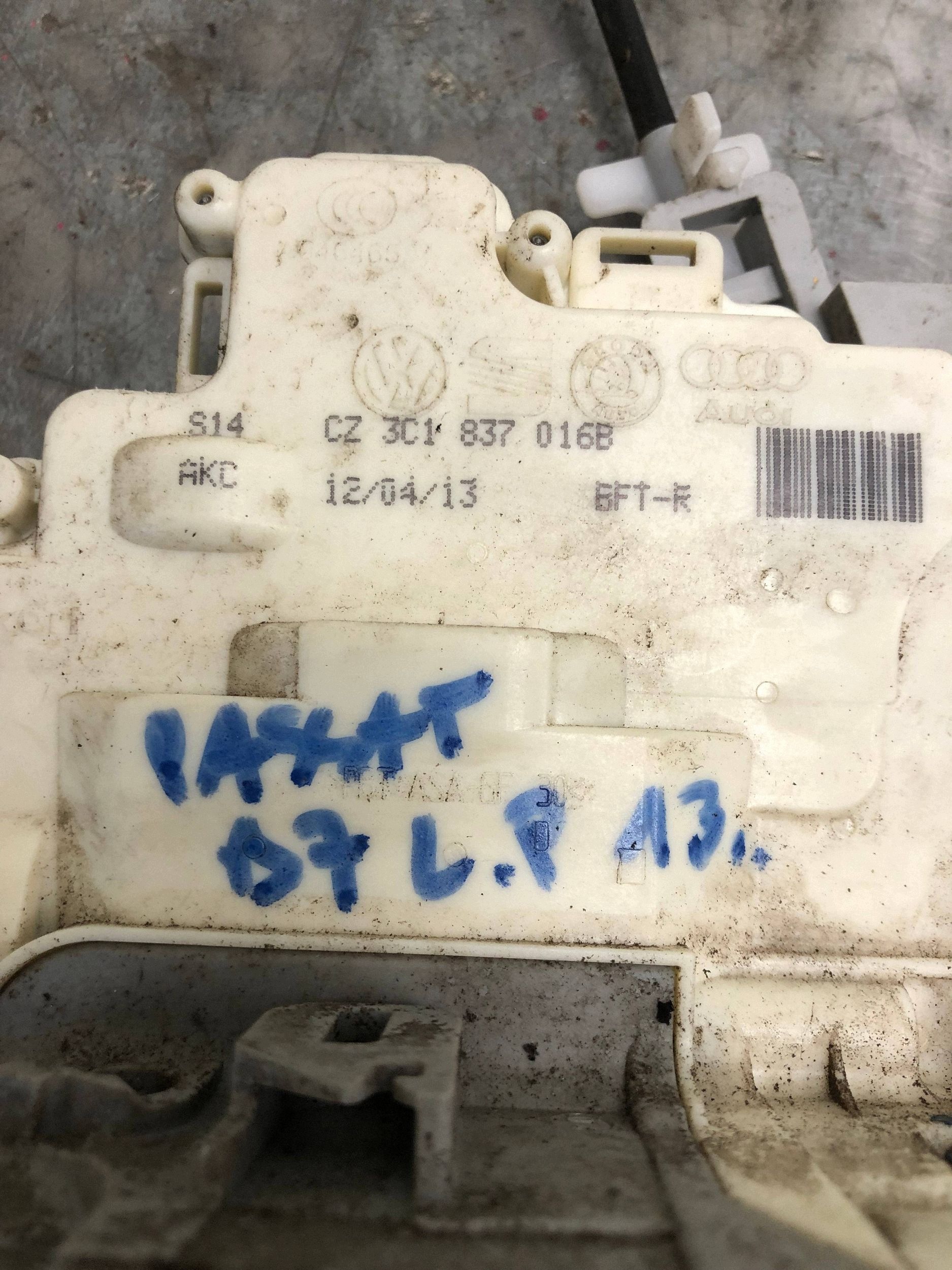 lock door left front VW PASSAT B7 3C1837016B